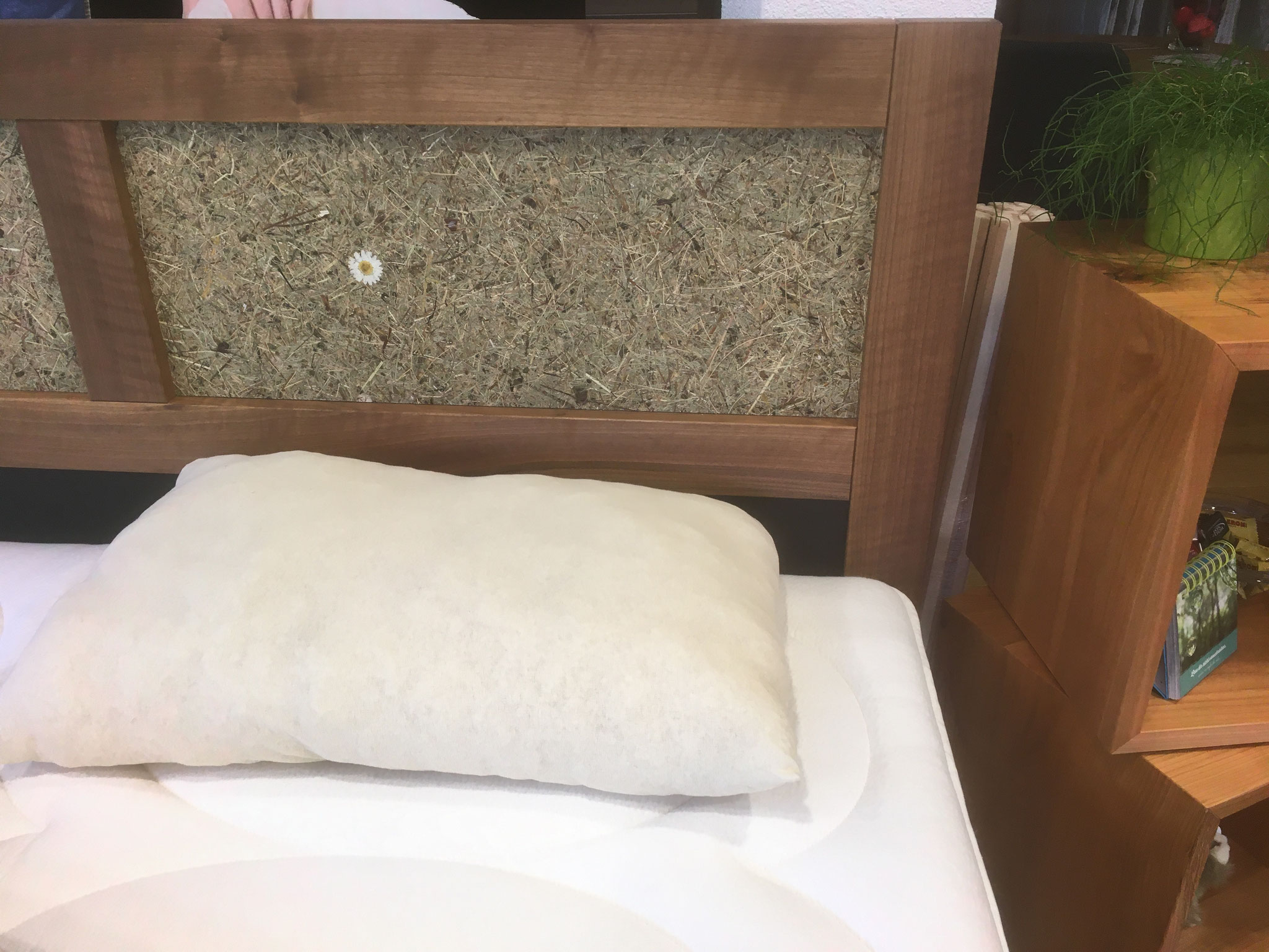 Nussbaumbett mit echten Heublumen, ohne Metall - natürlich Kissen mit Schafschur - Wolle