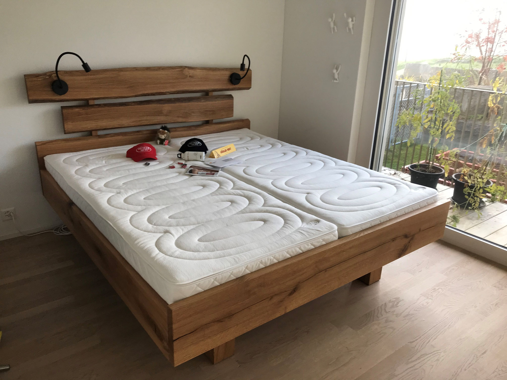 Eichenbett mit Baumkante, alle Verbindungen ohne Metall - natürlich  