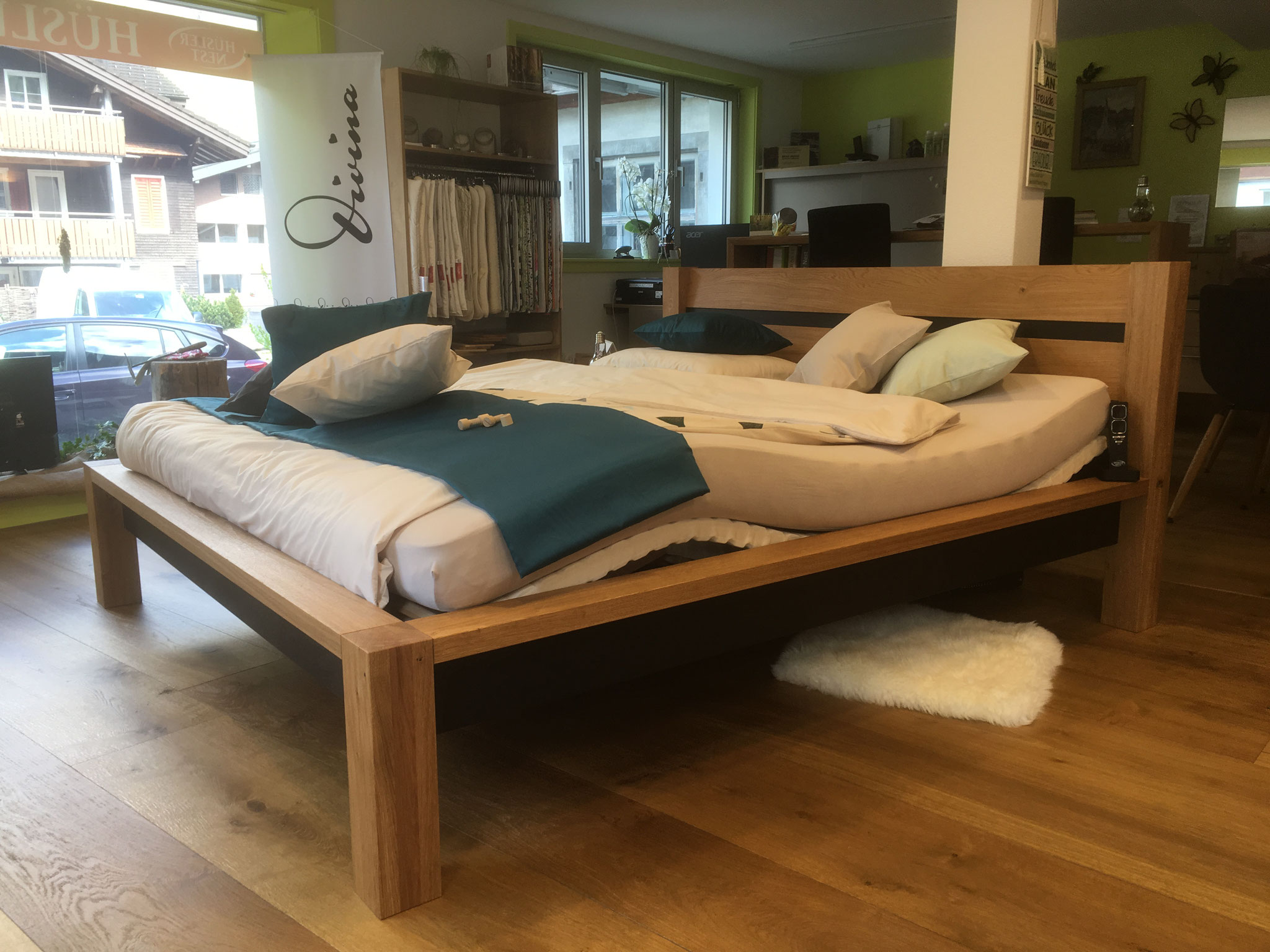 Eichen Bett mit schwarzen MDF Einsätzen