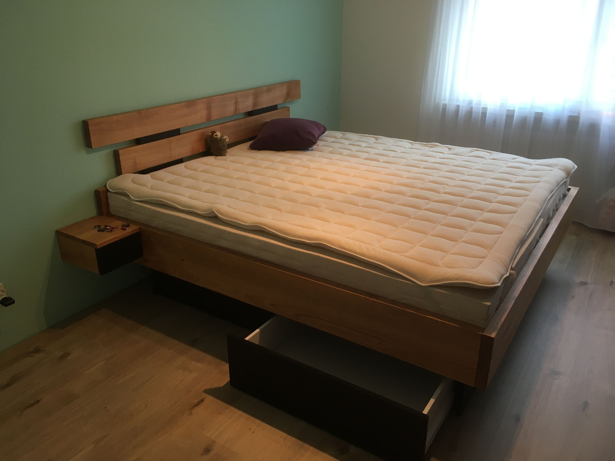 Kirschbaumbett mit schwarzen MDF-Einsätzen sowie praktischen Schubladen