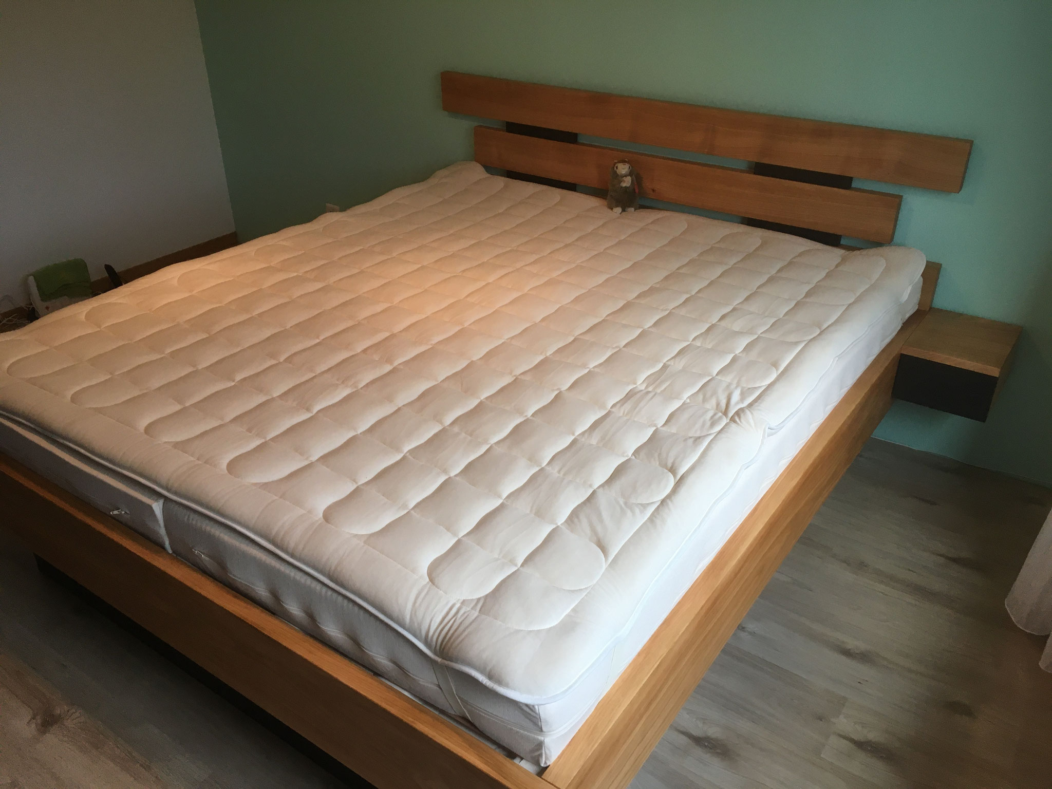 Kirschbaumbett mit schwarzen MDF-Einsätzen und Nachttisch Schublädli