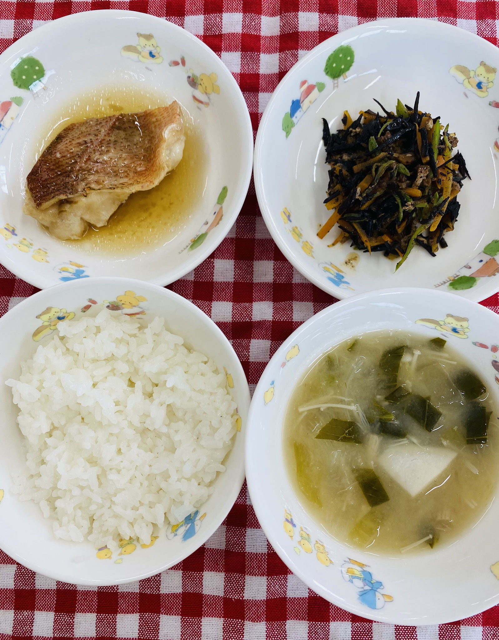 4/6　ご飯　みそ汁　白身魚の煮つけ　ひじきの煮つけ