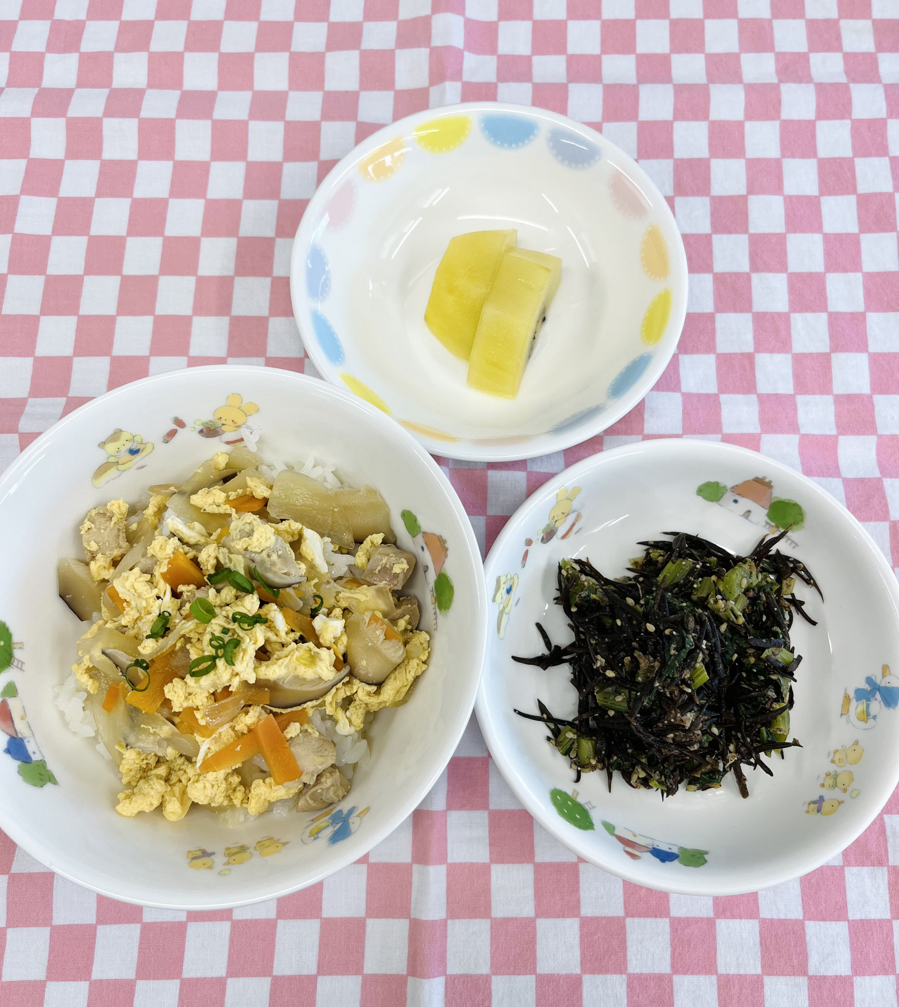 4/30  親子丼  小松菜とひじきのごま和え  キウィフルーツ