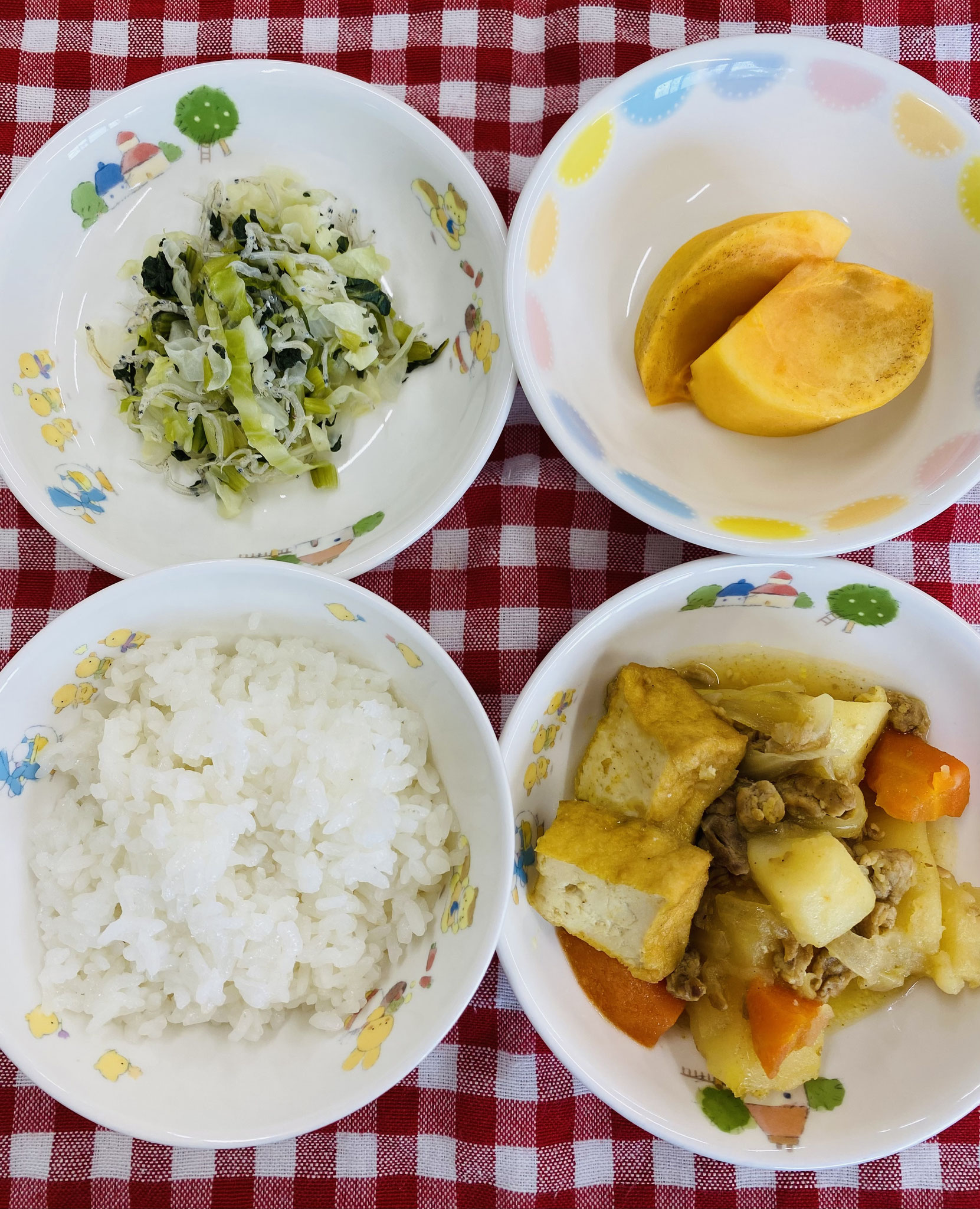 10/27　ご飯  カレー肉じゃが  小松菜のしらすサラダ  柿