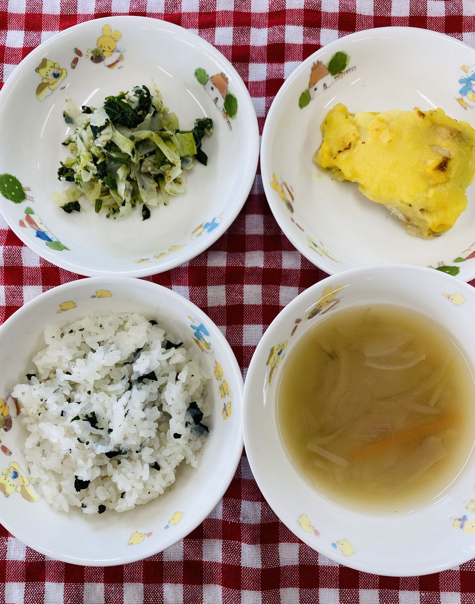 12/11　わかめご飯  みそ汁  さわらのサラダ焼き  ほうれん草のごま和え