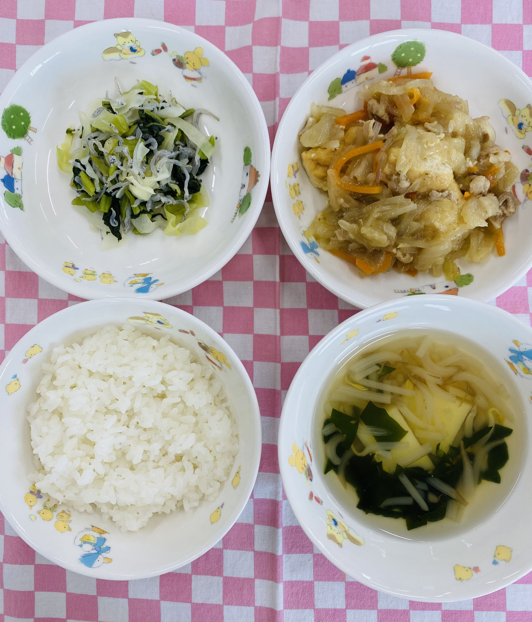 4/22　ご飯  すまし汁  厚揚げと豚肉のみそ煮  小松菜のしらす和え