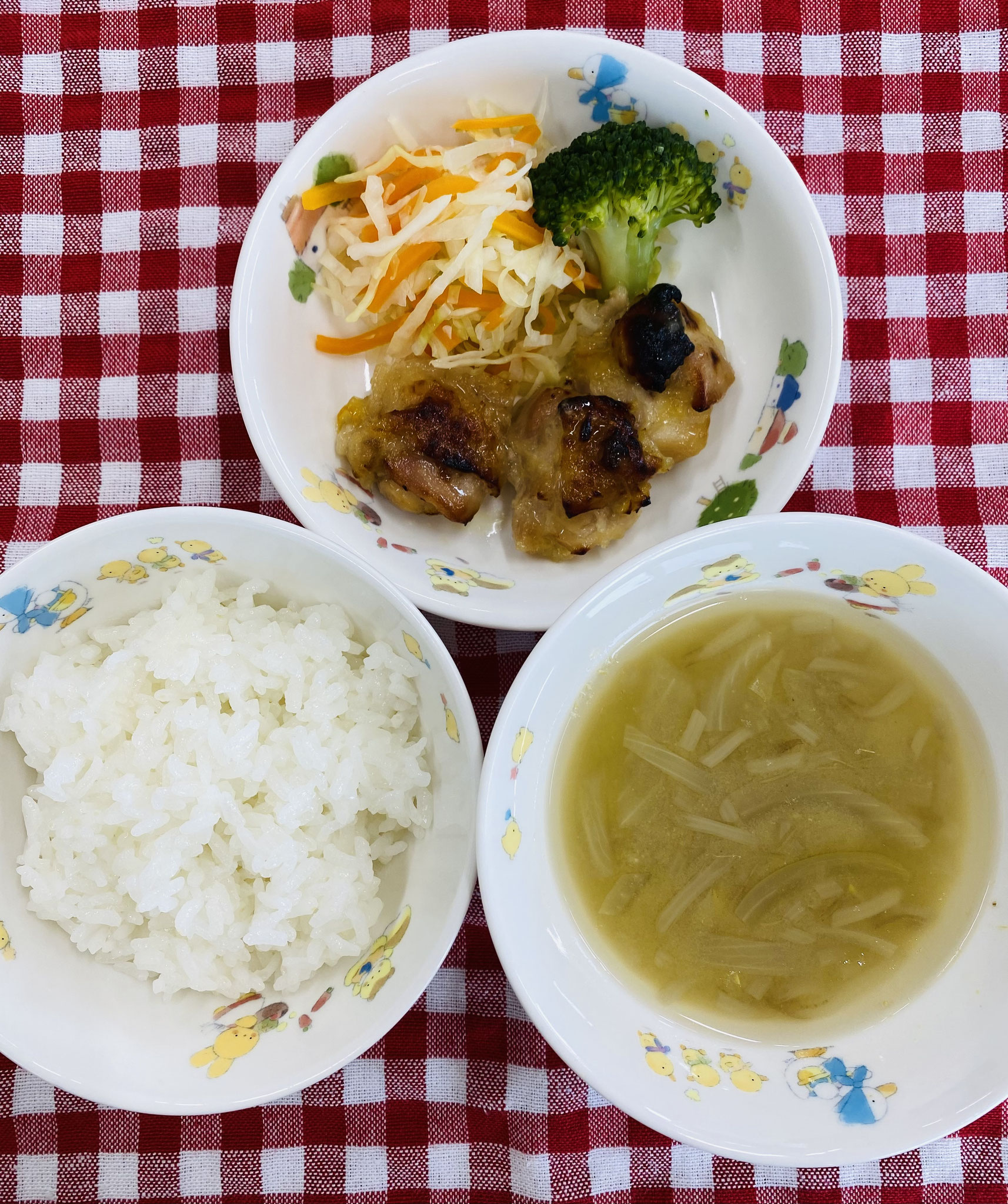 4/24　ご飯  みそ汁  鶏肉のマーマレード焼き  蒸し野菜