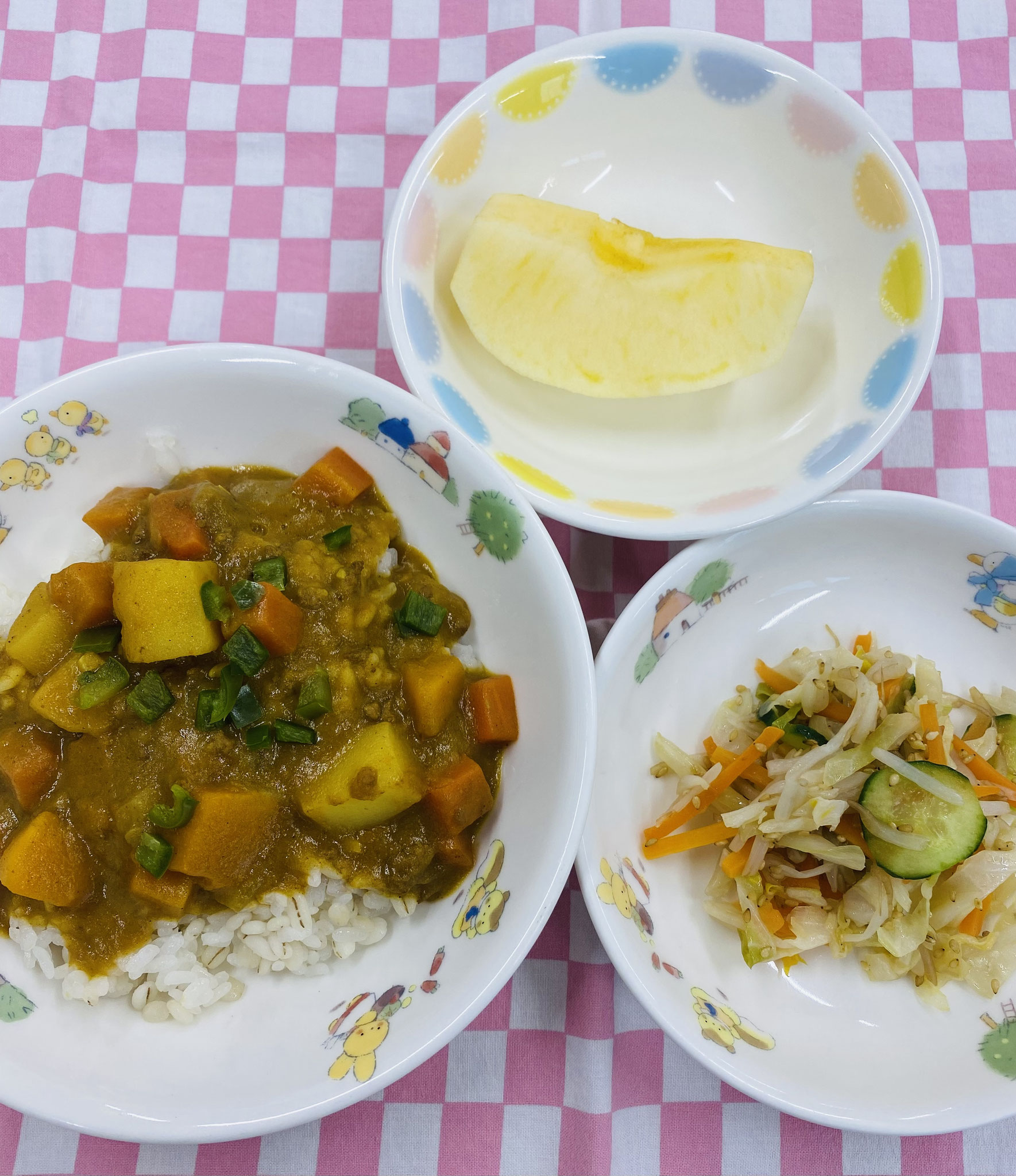 11/25　野菜カレー　ごまサラダ　りんご