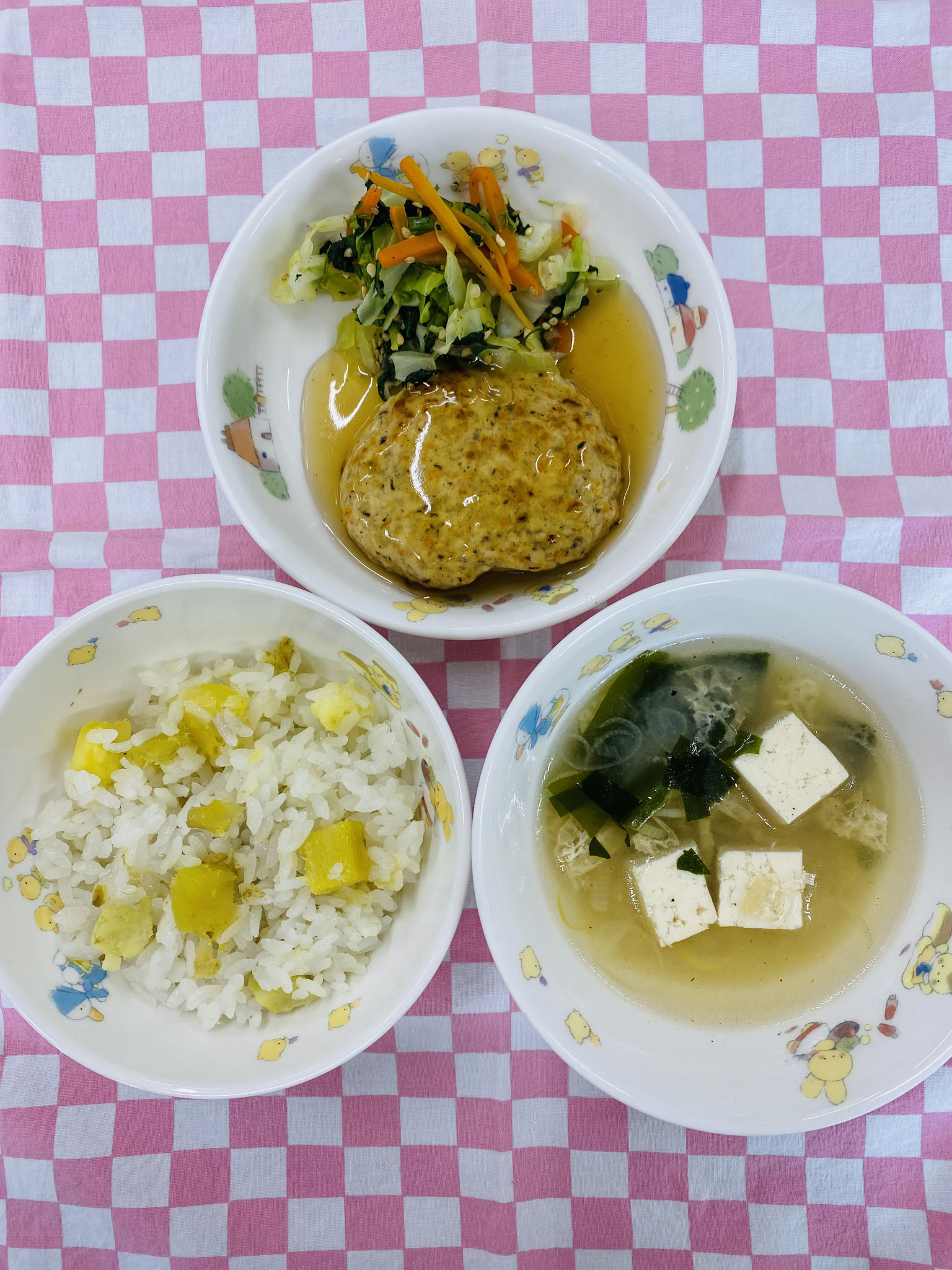 1/24  さつま芋ご飯  豆腐みそ汁  ふんわりつくねのあんかけ  ほうれん草のごま和え