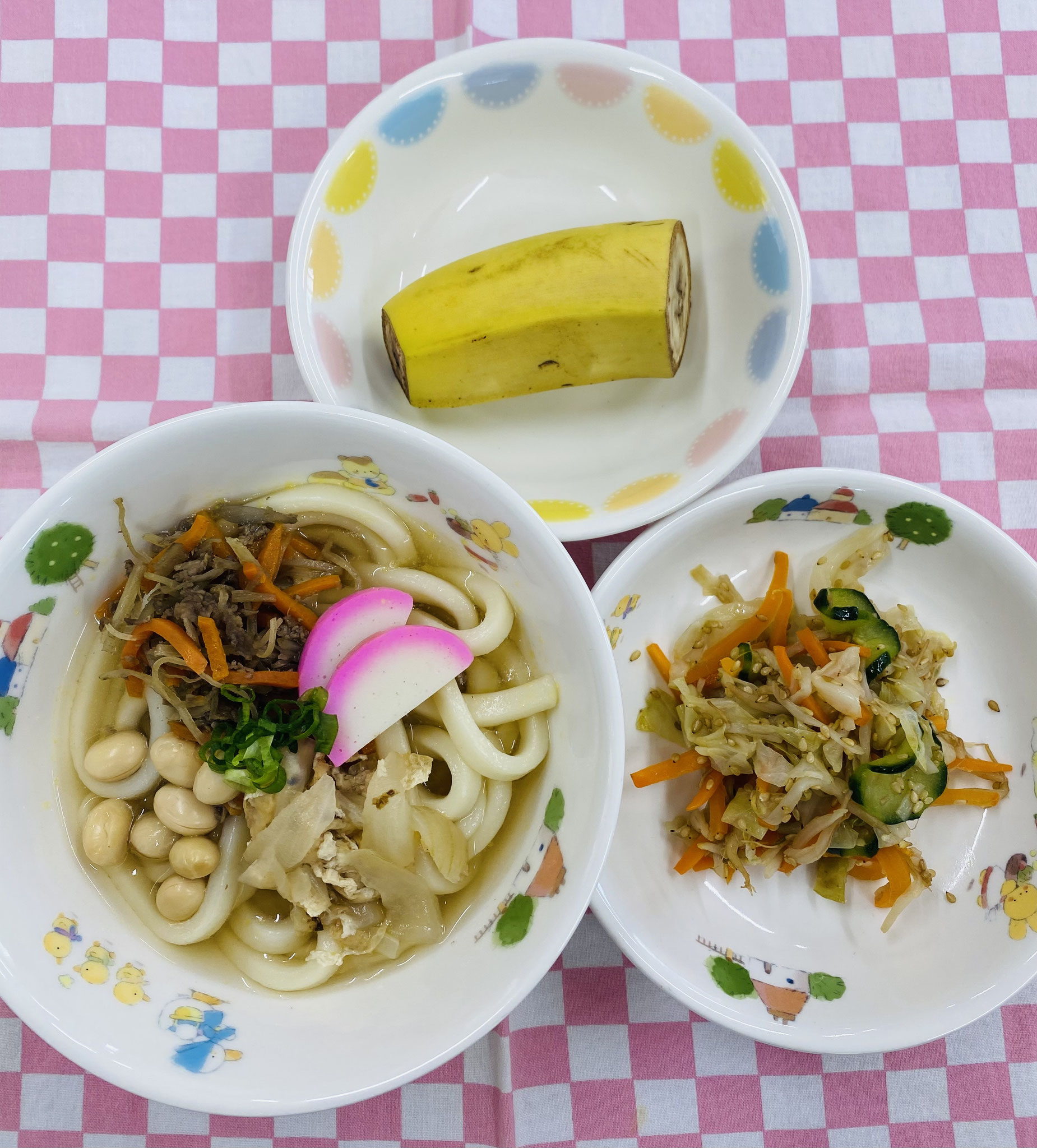 5/19　五目うどん  キャベツともやしの和え物  バナナ
