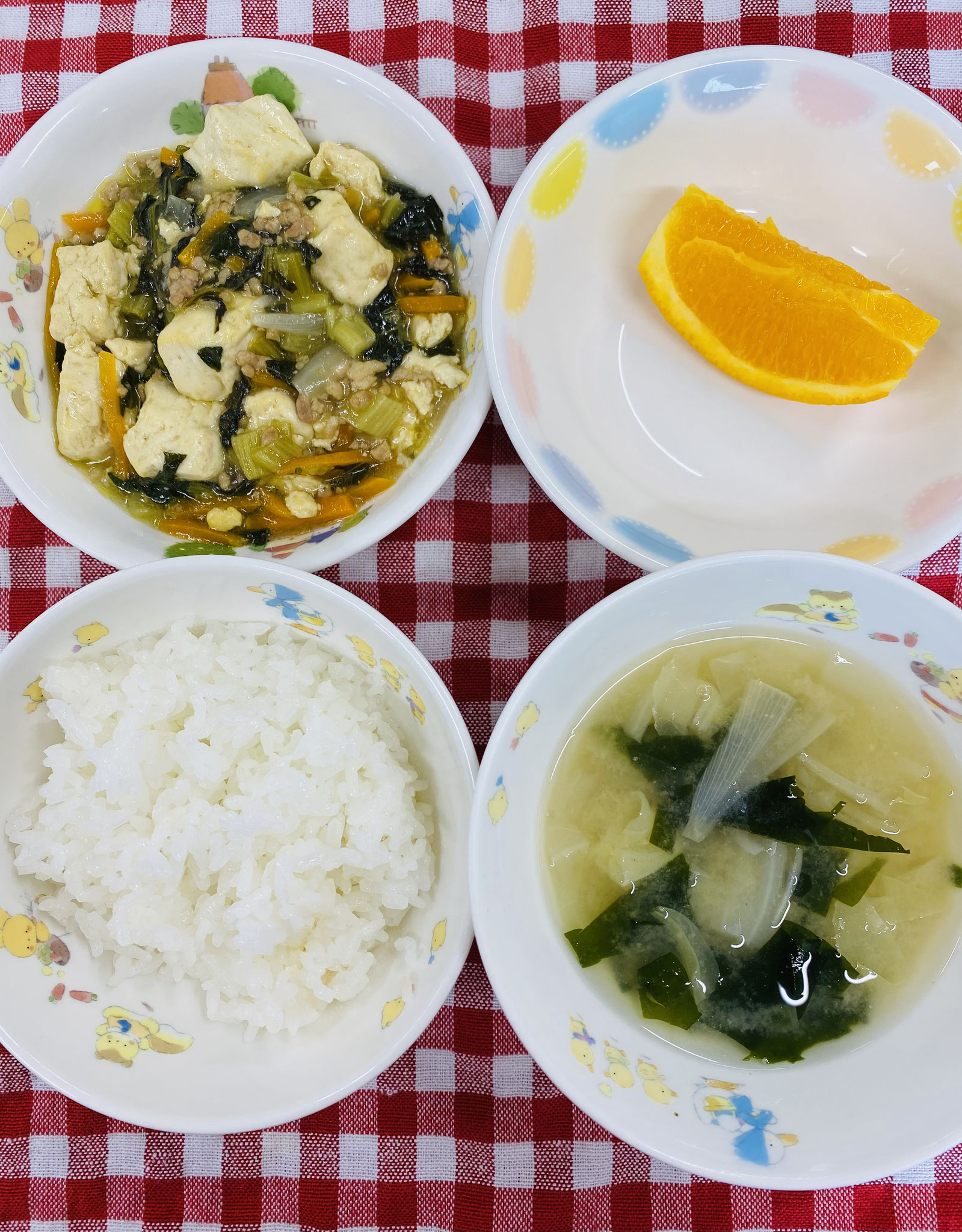 6/11　ご飯　みそ汁　豆腐の野菜そぼろ煮　オレンジ