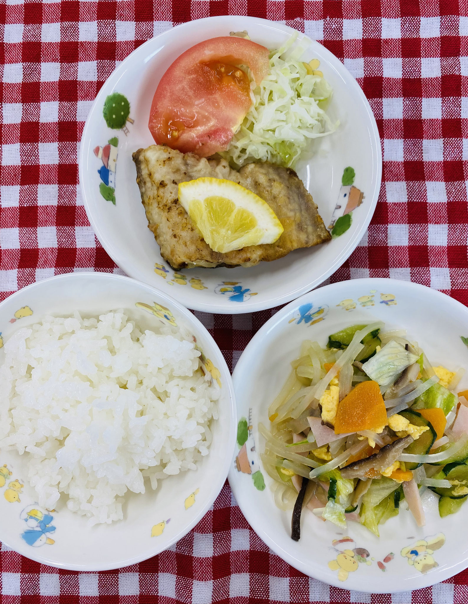 6/13　ご飯　魚のムニエル　茹で野菜　華風和え