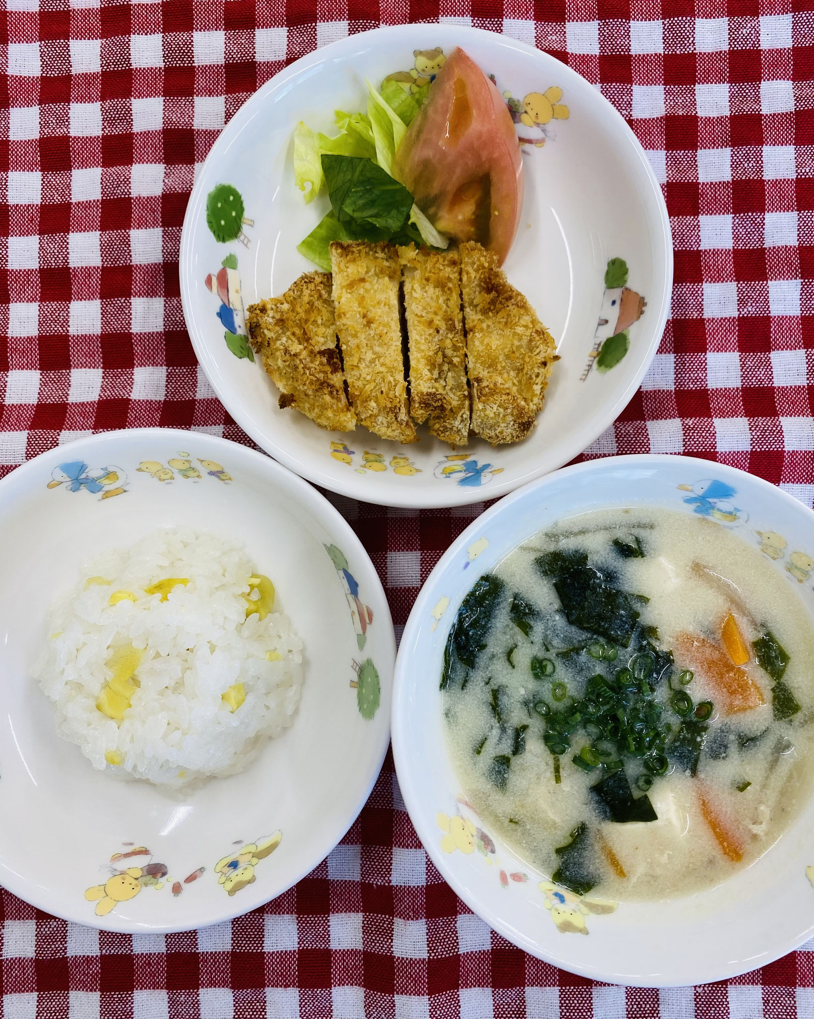 10/28　くりご飯　豆乳入りみそ汁　鶏かつ　生野菜　ミニゼリー