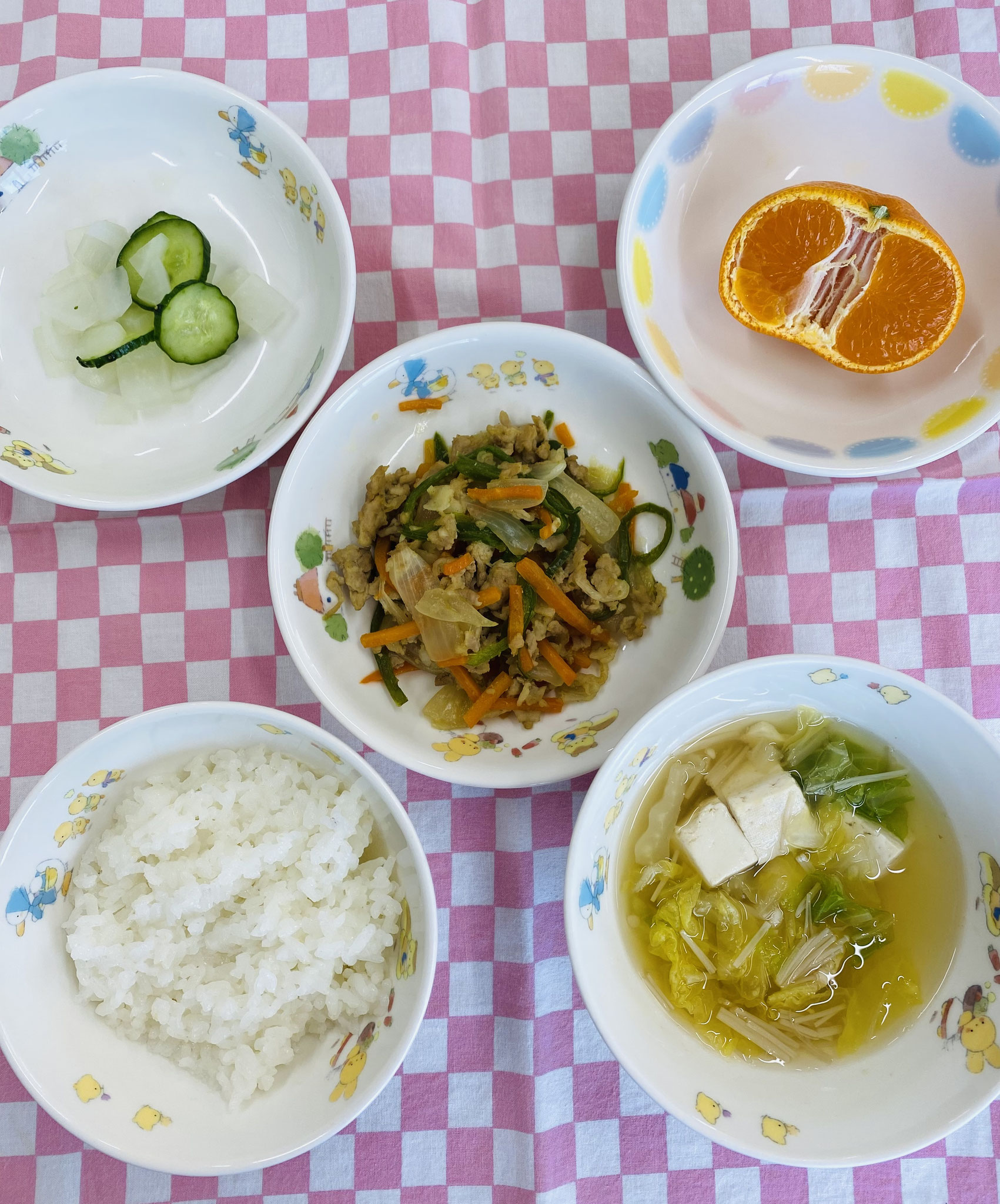 12/10　ご飯　豆腐のすまし汁　豚肉と野菜のカレー炒め　大根のピクルス　みかん