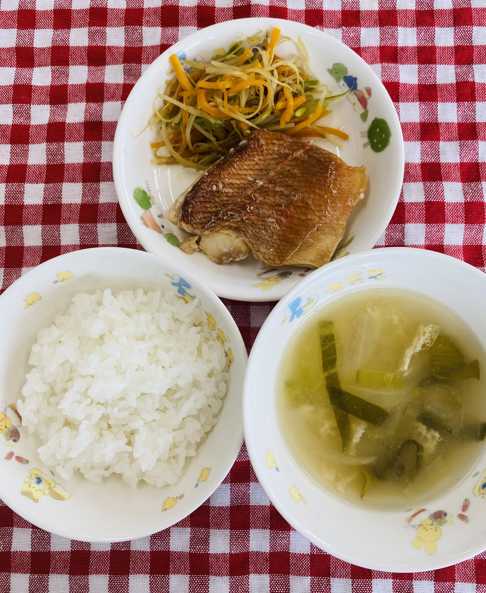 6/23　ご飯　みそ汁　白身魚の煮つけ　きんぴらごぼう