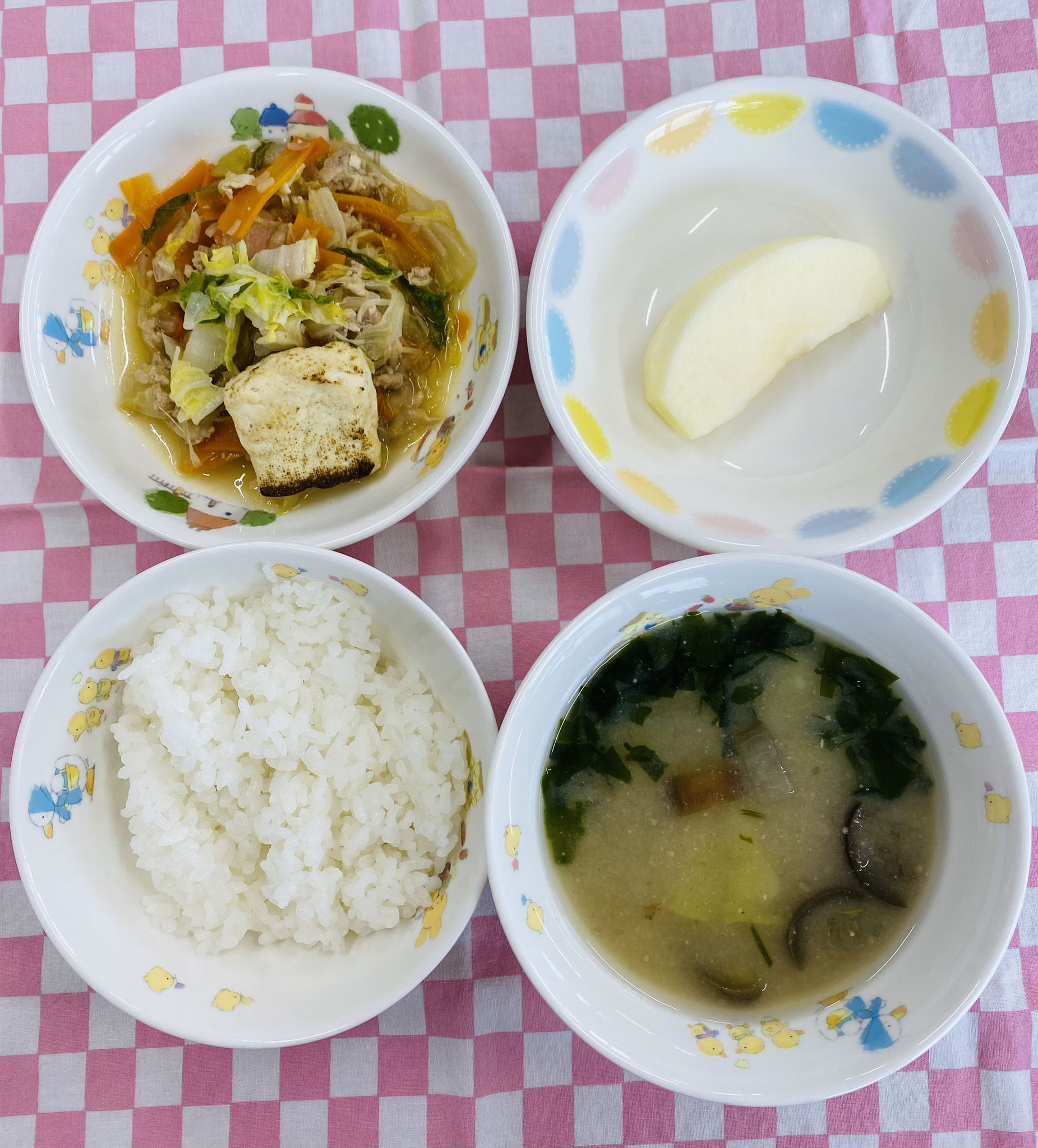 10/3　ご飯　みそ汁　豚肉のすき焼き風煮物　りんご