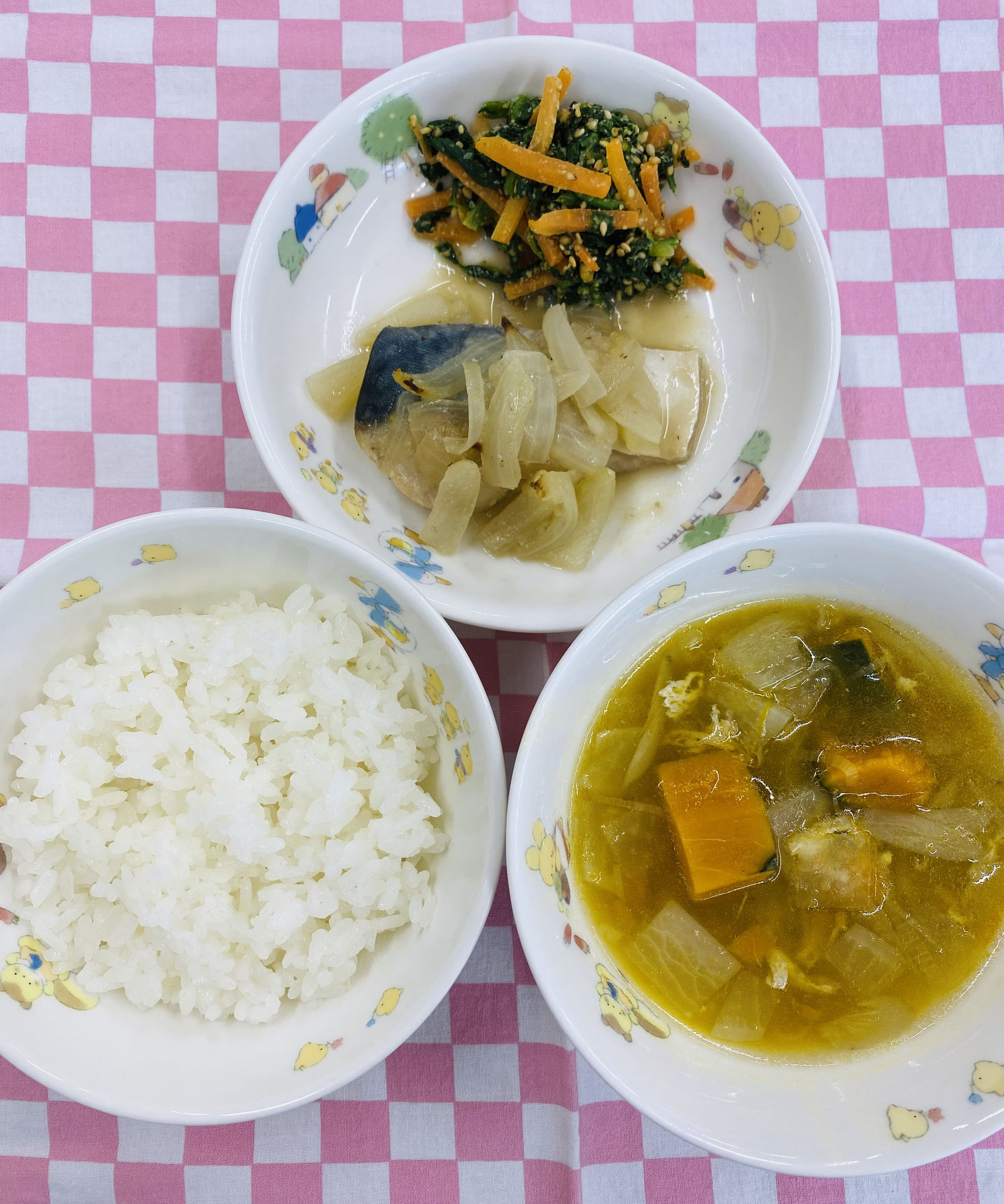 11/20ご飯  五目汁  さばと玉ねぎのみそ煮  ほうれん草のごま和え