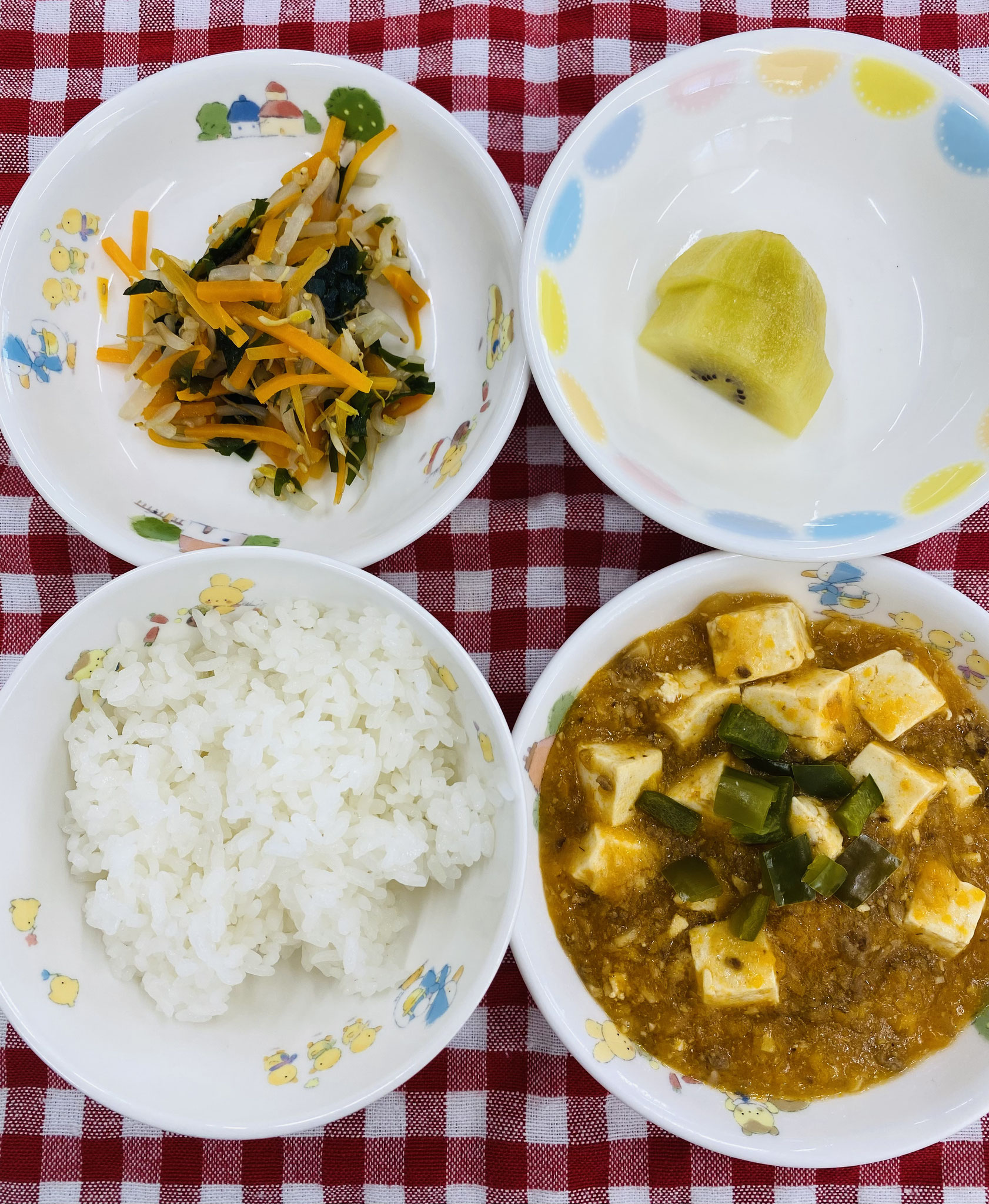 6/25　ご飯　マーボー豆腐　もやしとわかめのナムル　キウィフルーツ