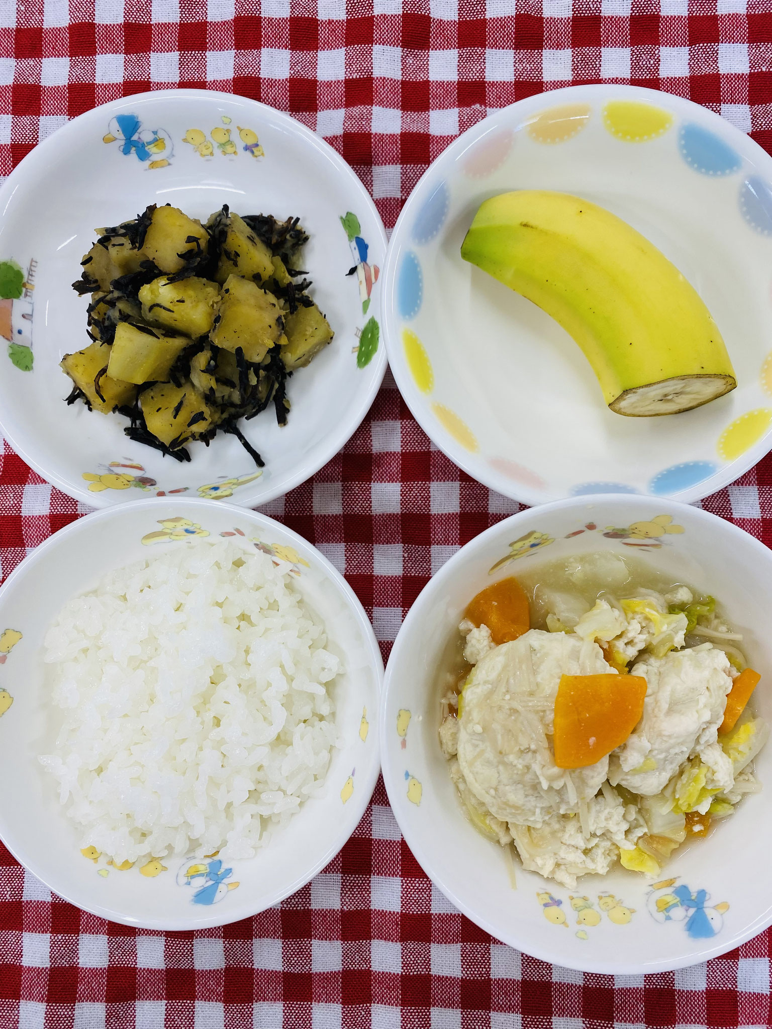 11/24  ご飯  鶏だんご鍋  ひじき煮  バナナ