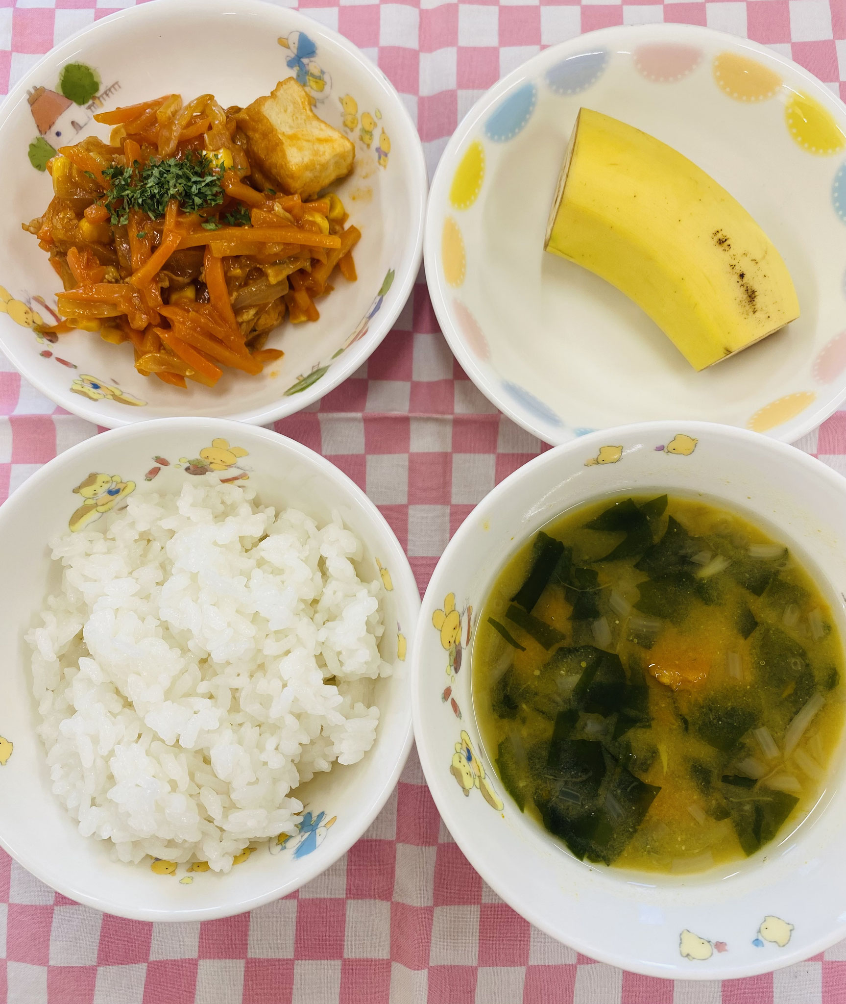10/23　ご飯  みそ汁  厚揚げのケチャップ煮  バナナ