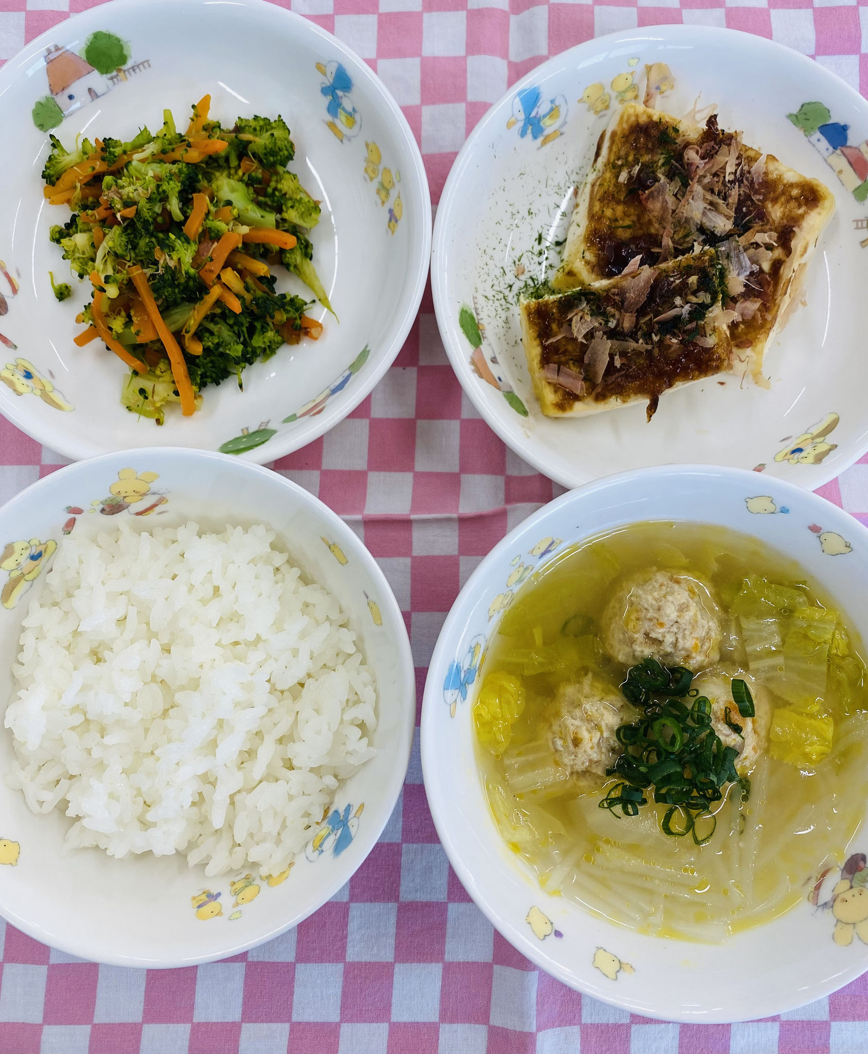2/12　ご飯  白菜と肉団子のスープ  豆腐のえび風味焼き  ブロッコリーの和え物