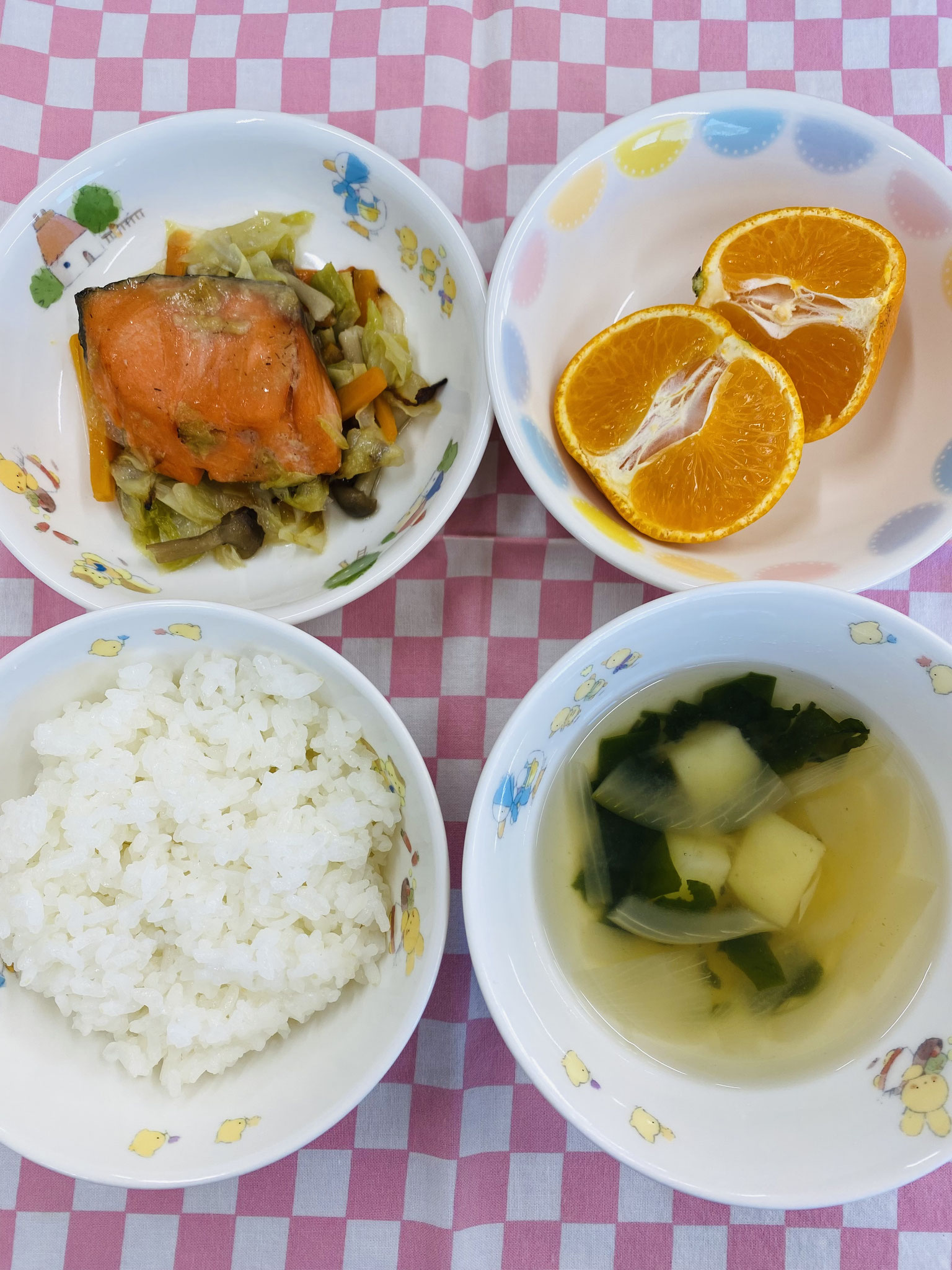 12/5　ご飯  すまし汁  鮭のちゃんちゃん焼き  みかん