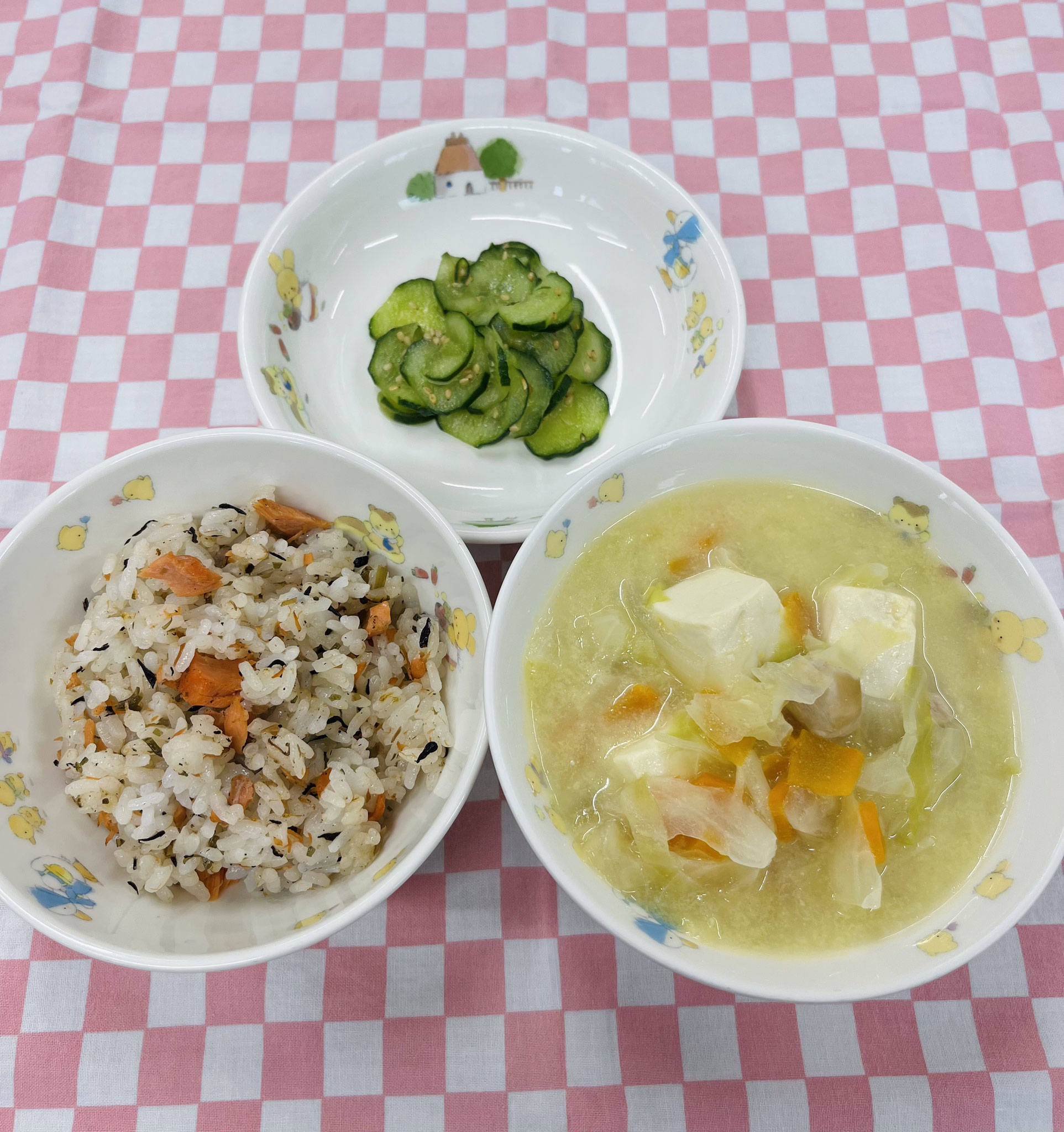 6/9　鮭とひじきの混ぜご飯　豆乳コーン鍋　きゅうりのごま和え