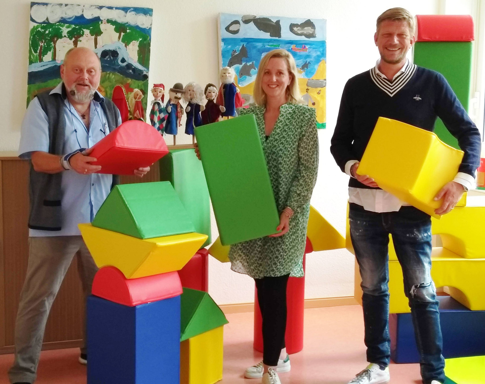 Michael Riemer, Simone Thedens und Thorsten Quarg freuen sich über die bunten, weichen Bausteine