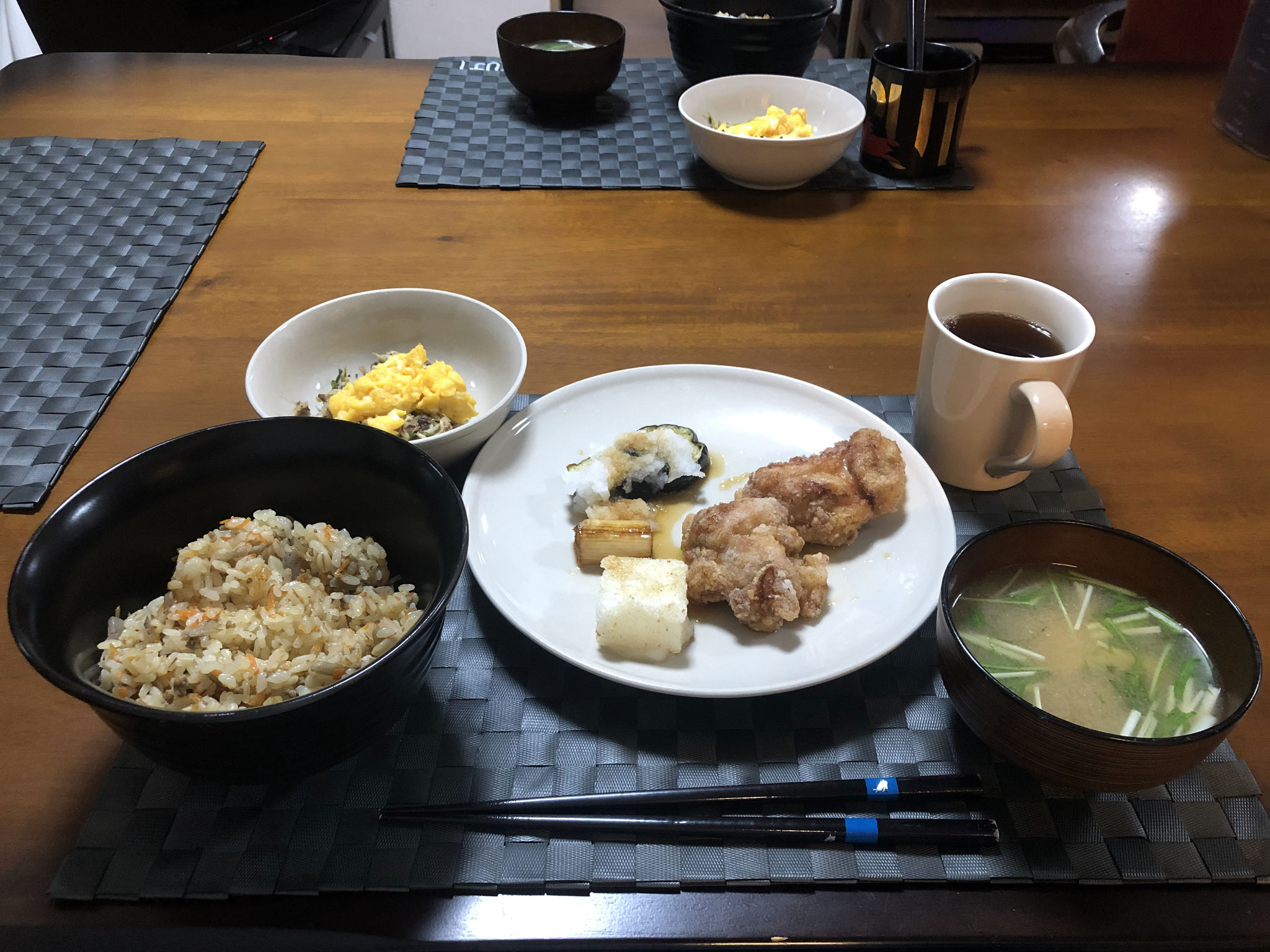 3月26日木曜日、Ohana夕食「炊き込みご飯、みそ汁（なめこ、水菜）、サラダ（サバ、大根）とりのから揚げ、野菜ソテー（ナス、ねぎ）」