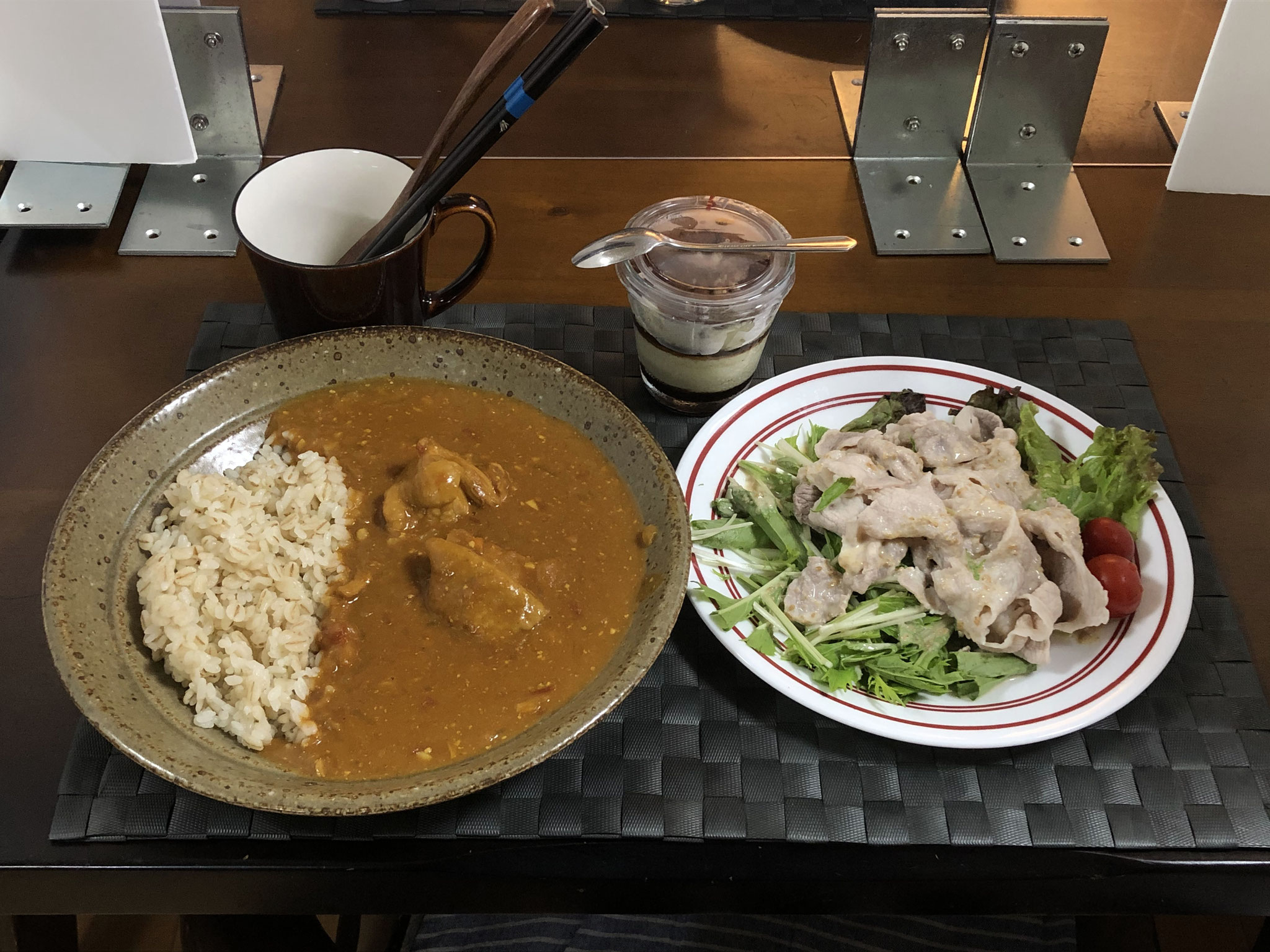 ９月13日日曜日、Ohana夕食「バターチキンカレーライス、豚しゃぶサラダ（水菜、サニーレタス、プチトマト）、ティラミスカップケーキ」