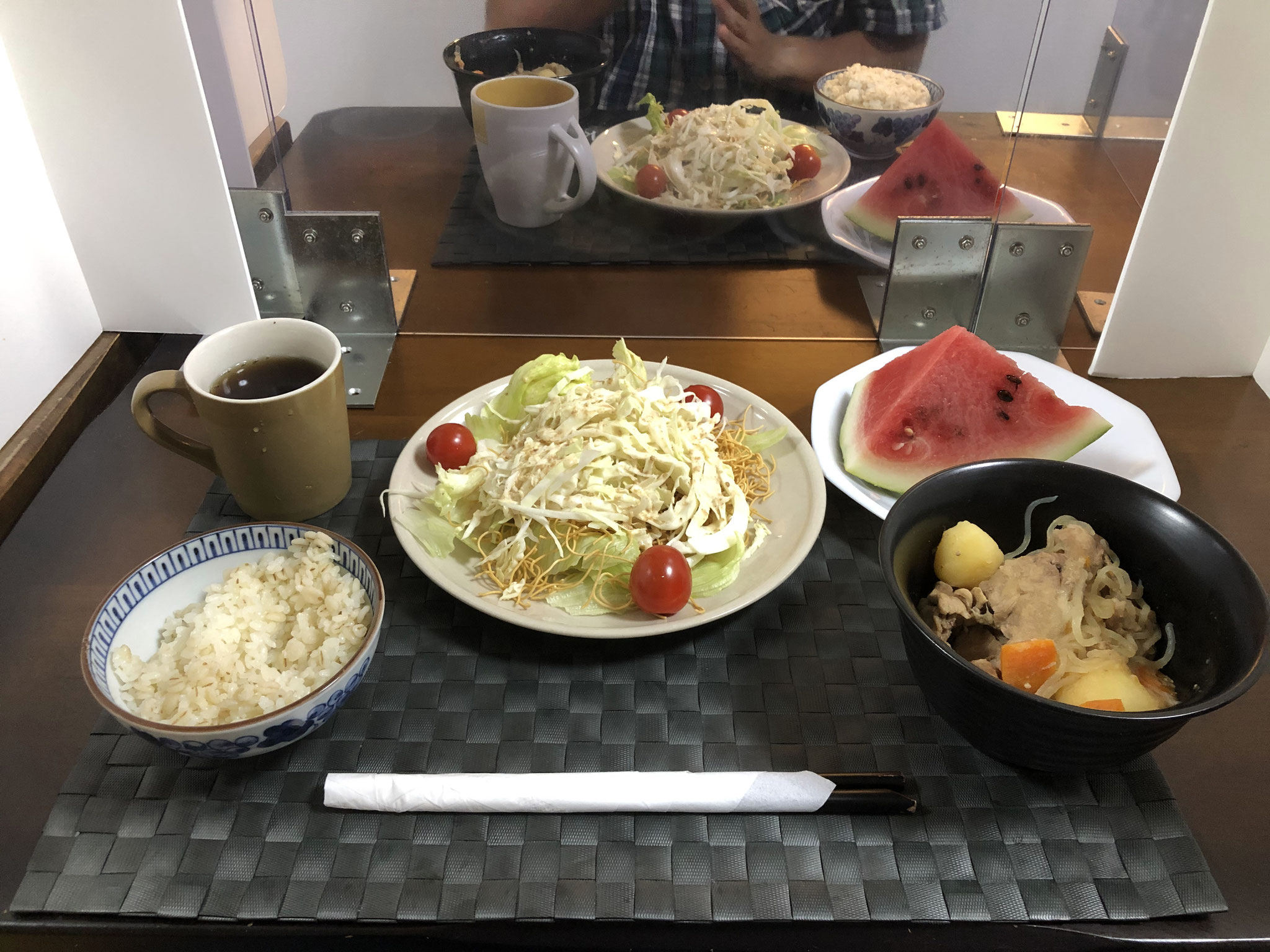 ９月4日金曜日、Ohana夕食「パリパリ麺のサラダ（皿うどんの麺、レタス、キャベツ、プチトマト）、肉じゃが（ジャガイモ、人参、玉ねぎ、しらたき）、スイカ」