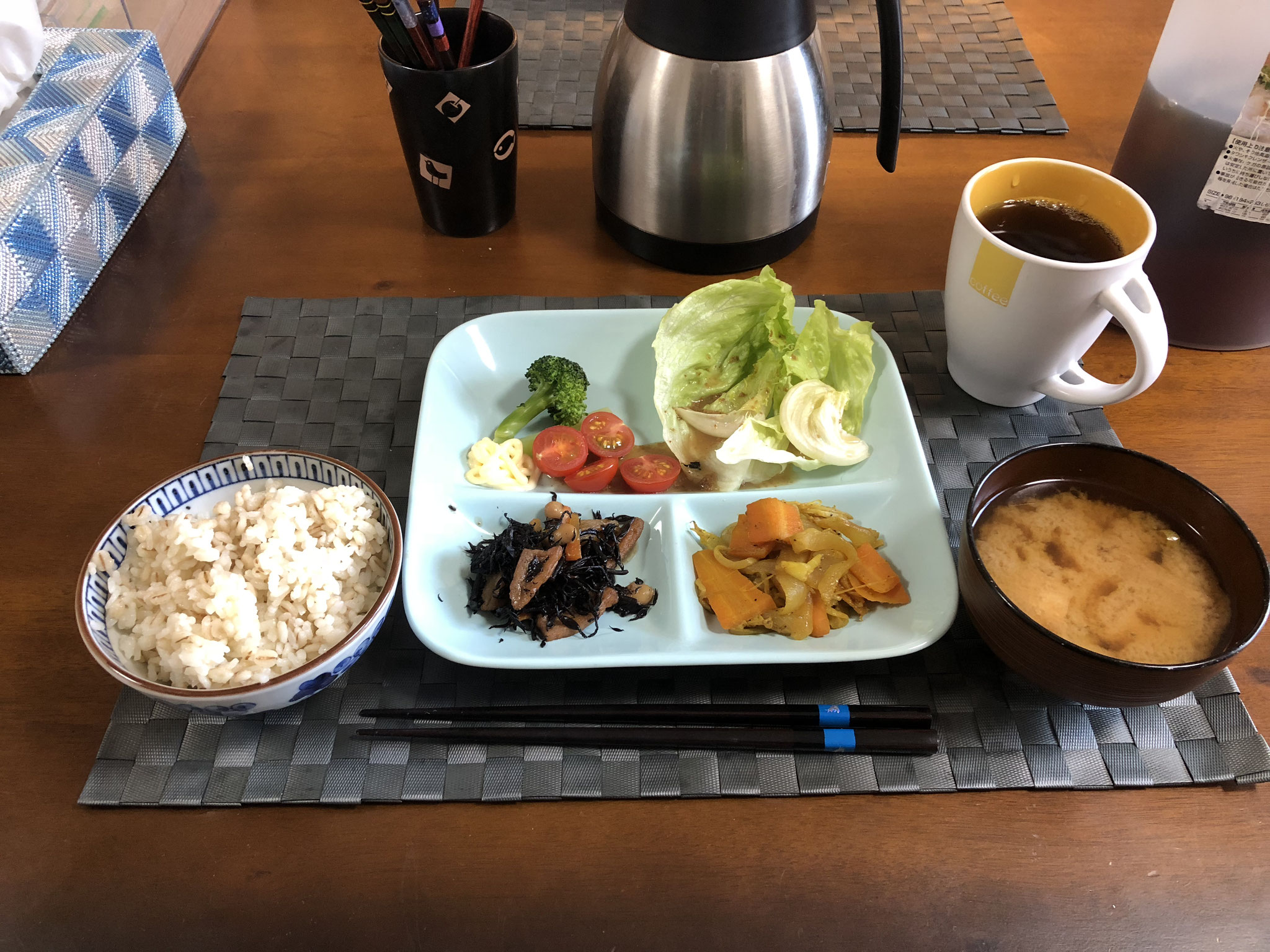 12月16日月曜日、Ohana朝食「カレー味の野菜炒め（玉ねぎ、もやし、人参）レタスとブロッコリーとプチトマトサラダ、ひじき煮、みそ汁（ねぎ、大根の葉、油揚げ）」