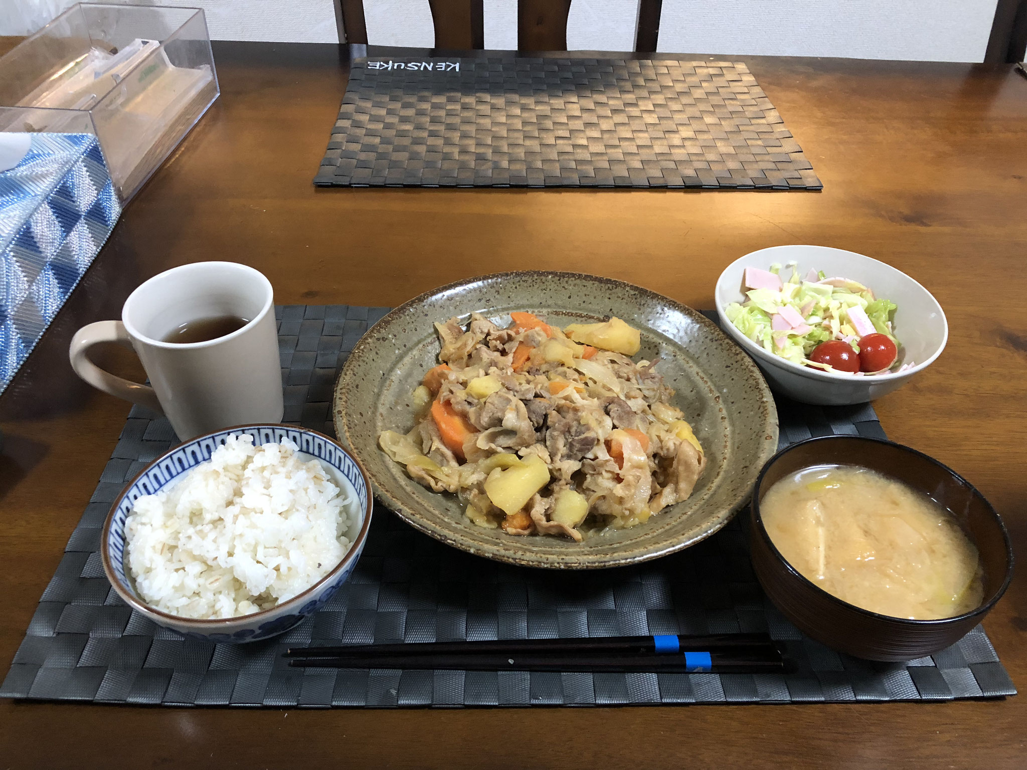 1月12日日曜日、Ohana夕食「肉じゃが、サラダ（キャベツ、プチトマト）、みそ汁（ねぎ、油あげ）」