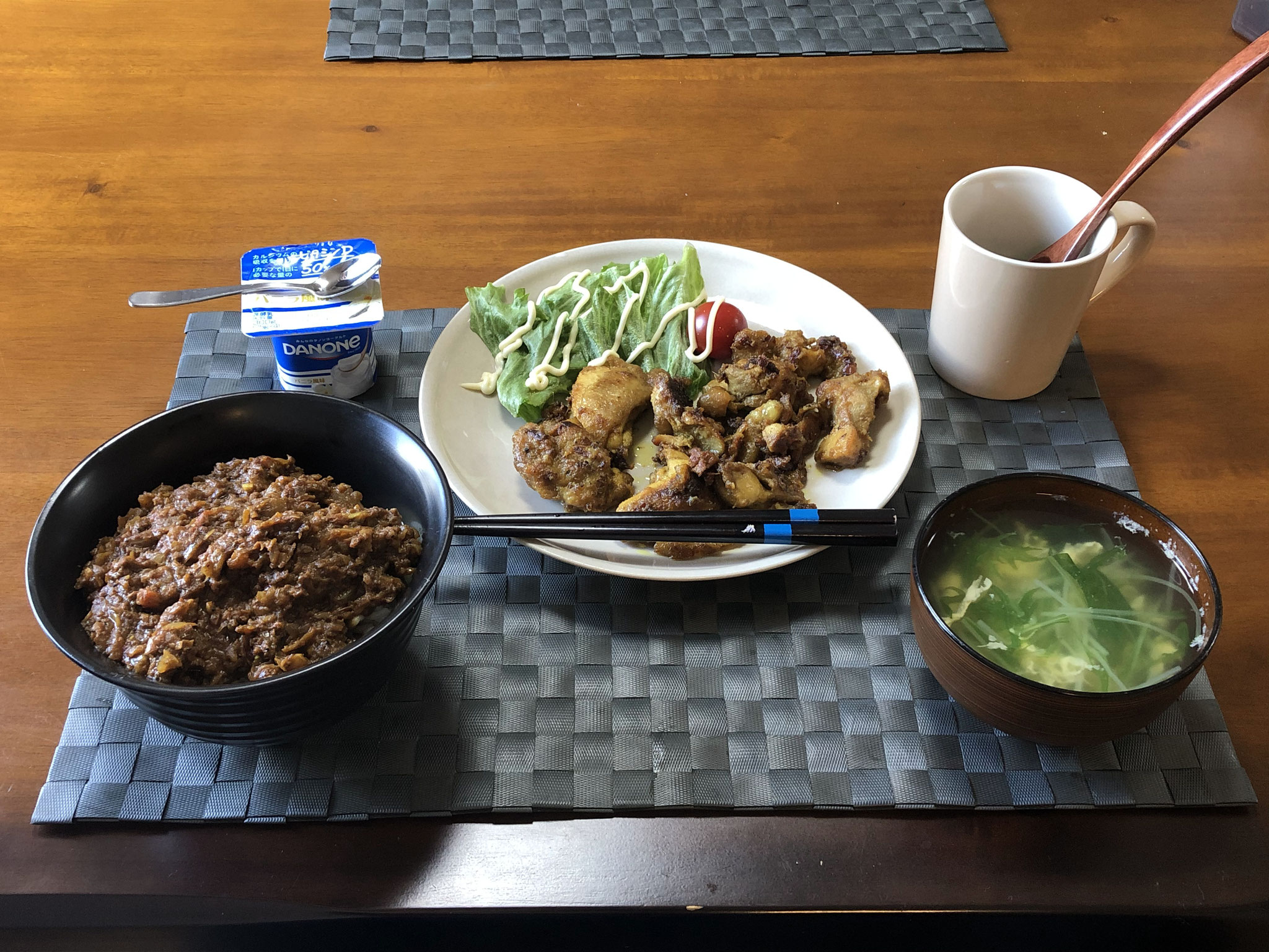 3月13日金曜日、Ohana朝食「キーマカレー丼、タンドリーチキン、生野菜（レタス、プチトマト、水菜のかきたまスープ）、ヨーグルト」