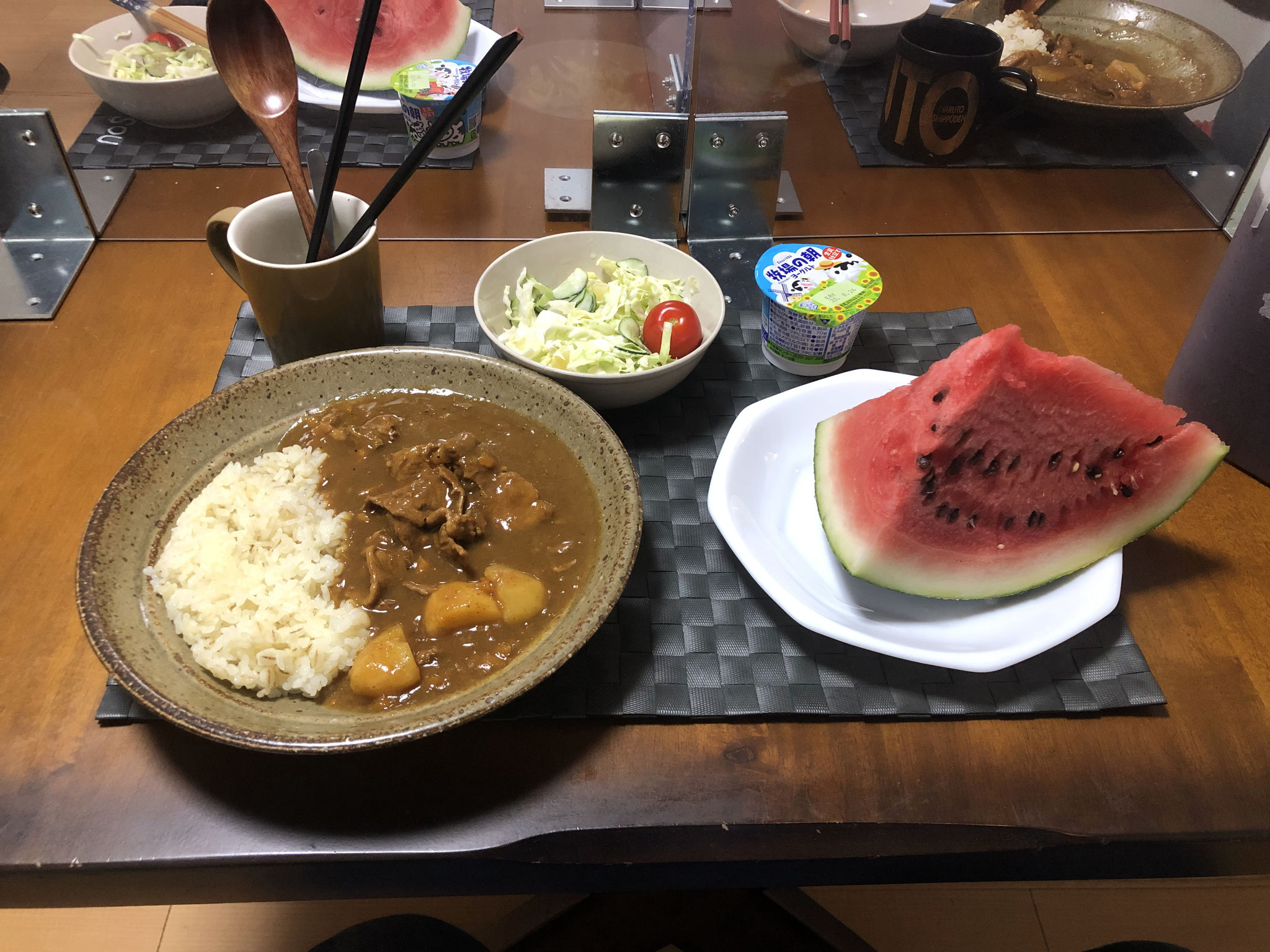 8月16日日曜日、Ohana夕食「カレーライス、サラダ（キャベツ、ハム、パイン、プチトマト）、スイカ、ヨーグルト」