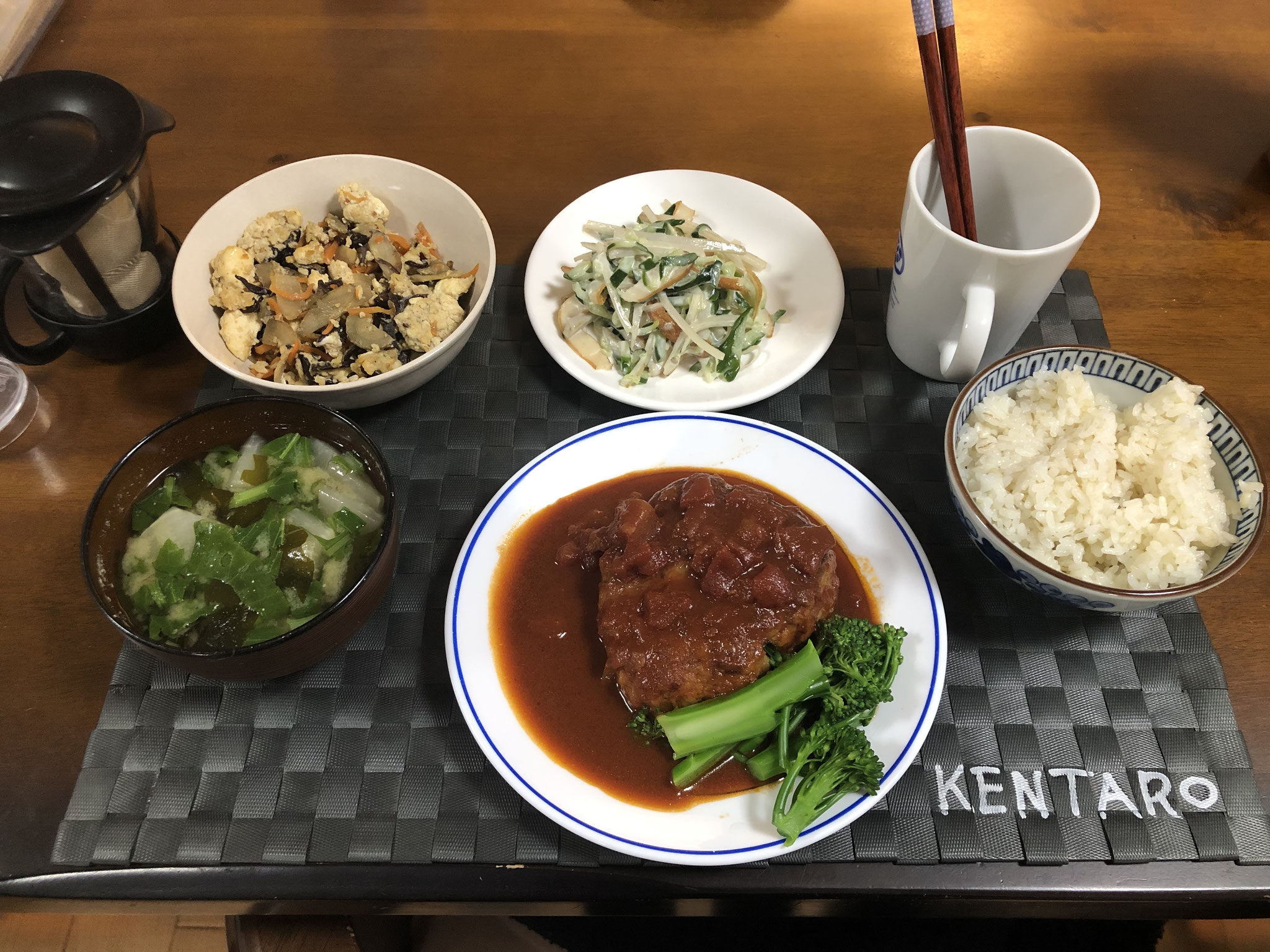 5月13日水曜日、Ohana夕食「ハンバーグ、ごぼうときゅうりのからしマヨサラダ、いり豆腐、みそ汁（かぶ、わかめ）」