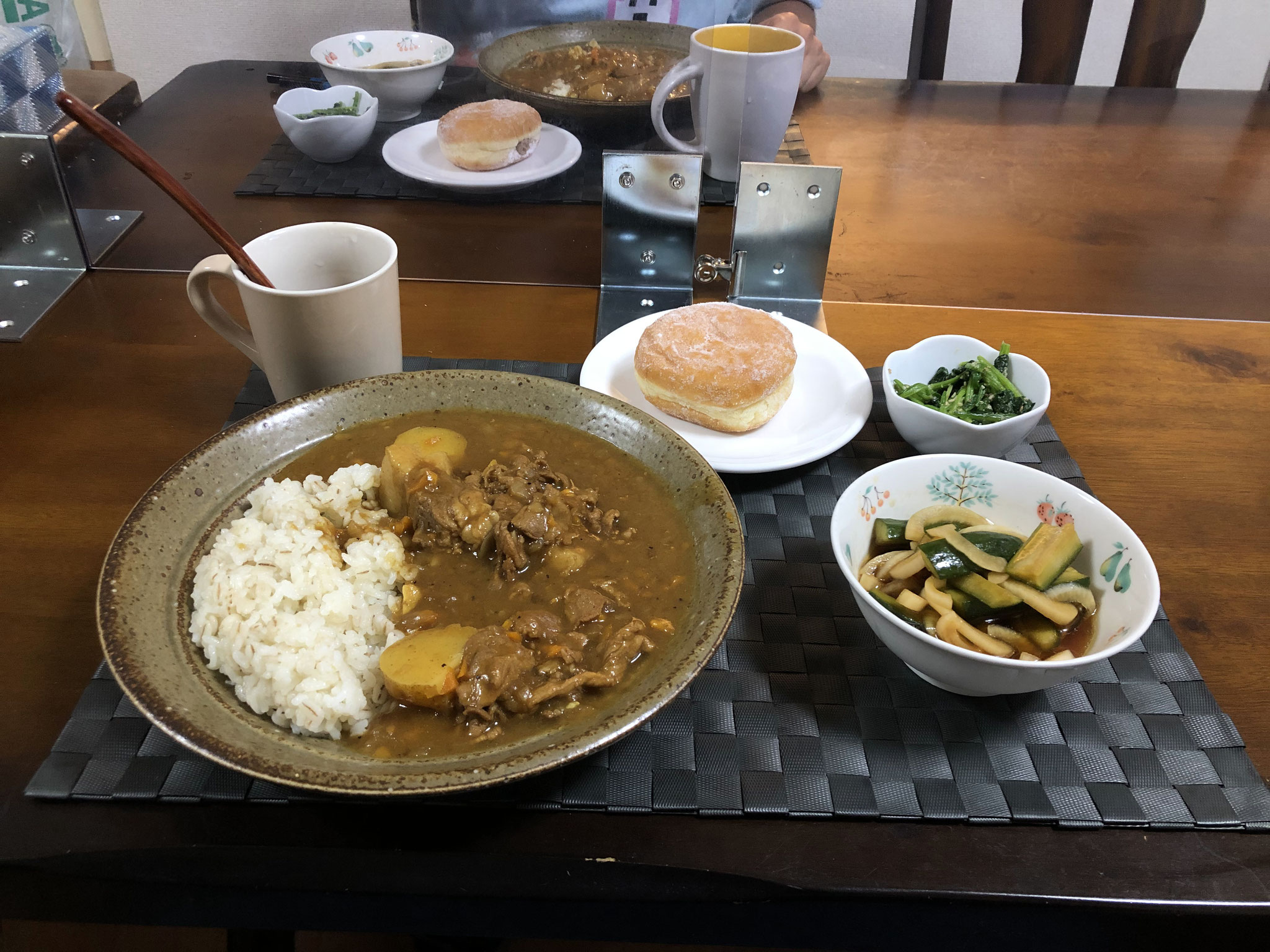 6月27日土曜日、Ohana夕食「カレーライス、ほうれん草の胡麻和え、きゅうりと玉ねぎの漬物、ドーナツ」