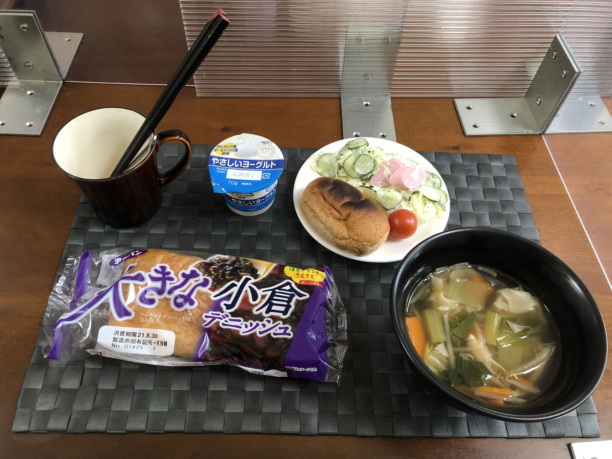8月29日日曜日、Ohana朝食「野菜たっぷりのワンタンスープ、キャベツときゅうりとソーセージのサラダ、デニッシュパン、ヨーグルト」