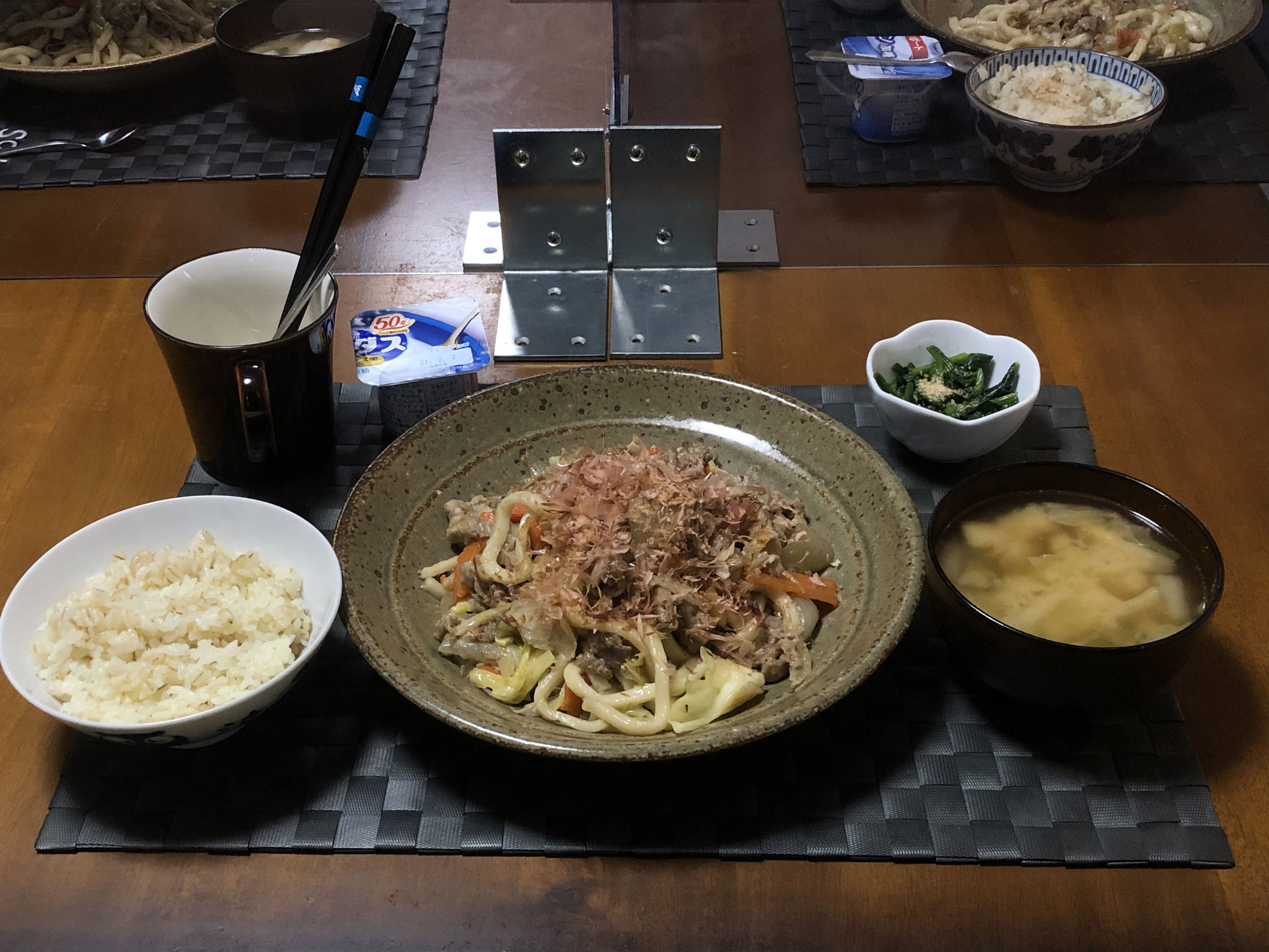 1月19日火曜日、Ohana夕食「焼きうどん、みそ汁（白菜、ねぎ、油揚げ）、ほうれん草の胡麻和え、ヨーグルト」