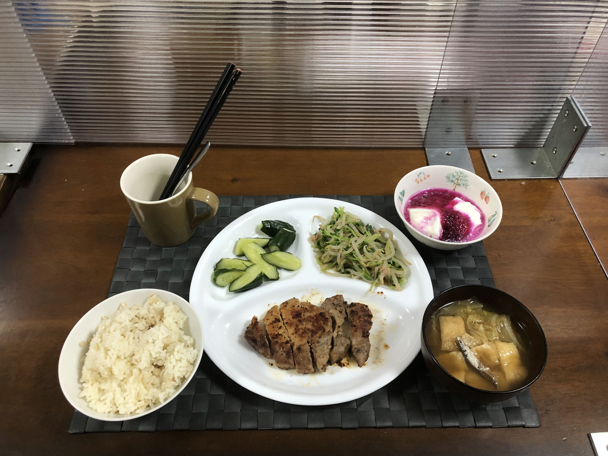 10月9日土曜日、Ohana夕食「ガーリックペッパーのポークステーキ、もやしと豆苗のツナ和え、きゅうりの浅漬け、みそ汁（白菜、油揚げ）、ヨーグルト（ドラゴンフルーツソースかけ）」