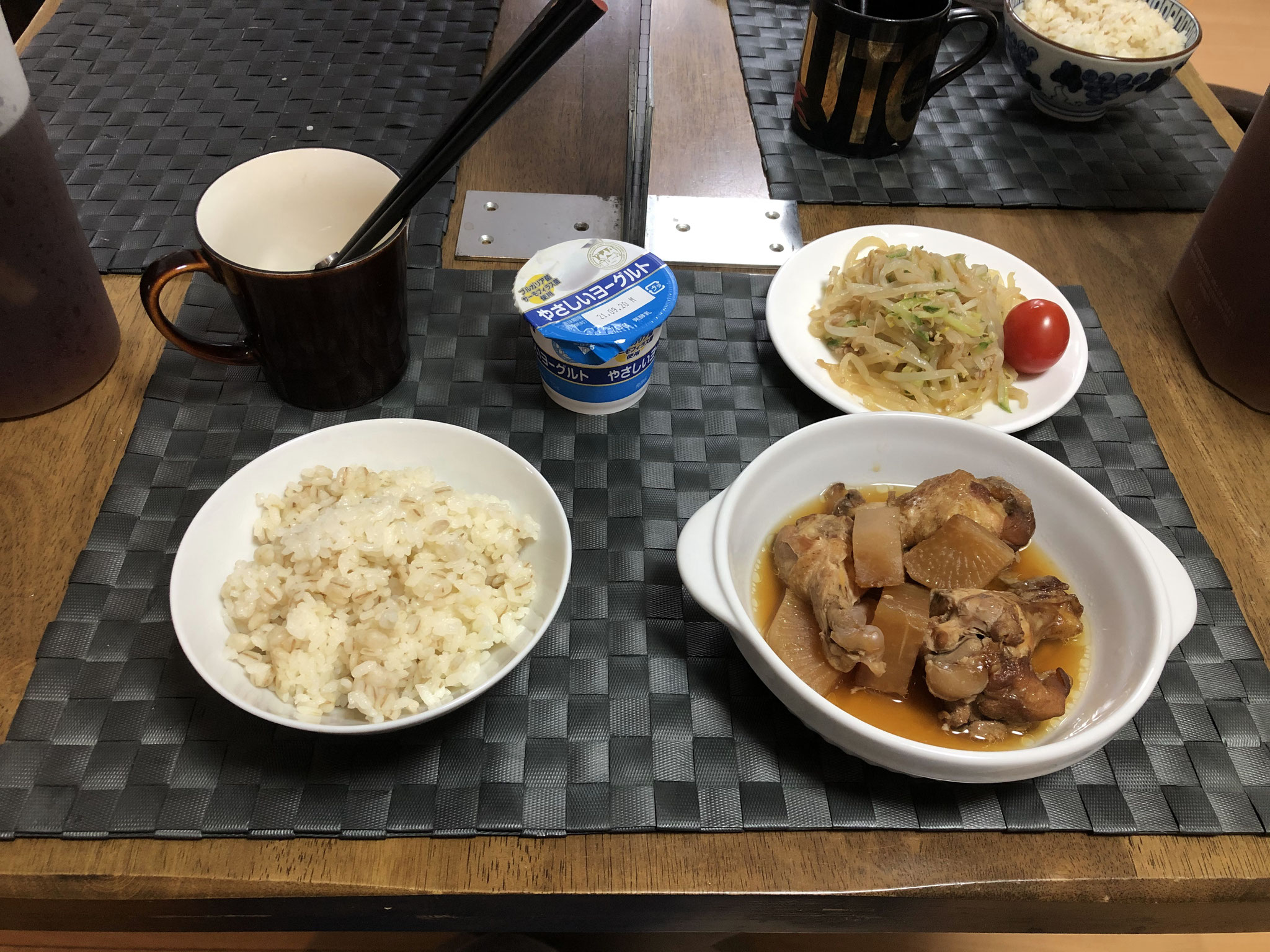 9月10金曜日、Ohana朝食「とり肉と大根のさっぱり煮、サラダ（もやし、きゅうり、ツナ）、ヨーグルト」