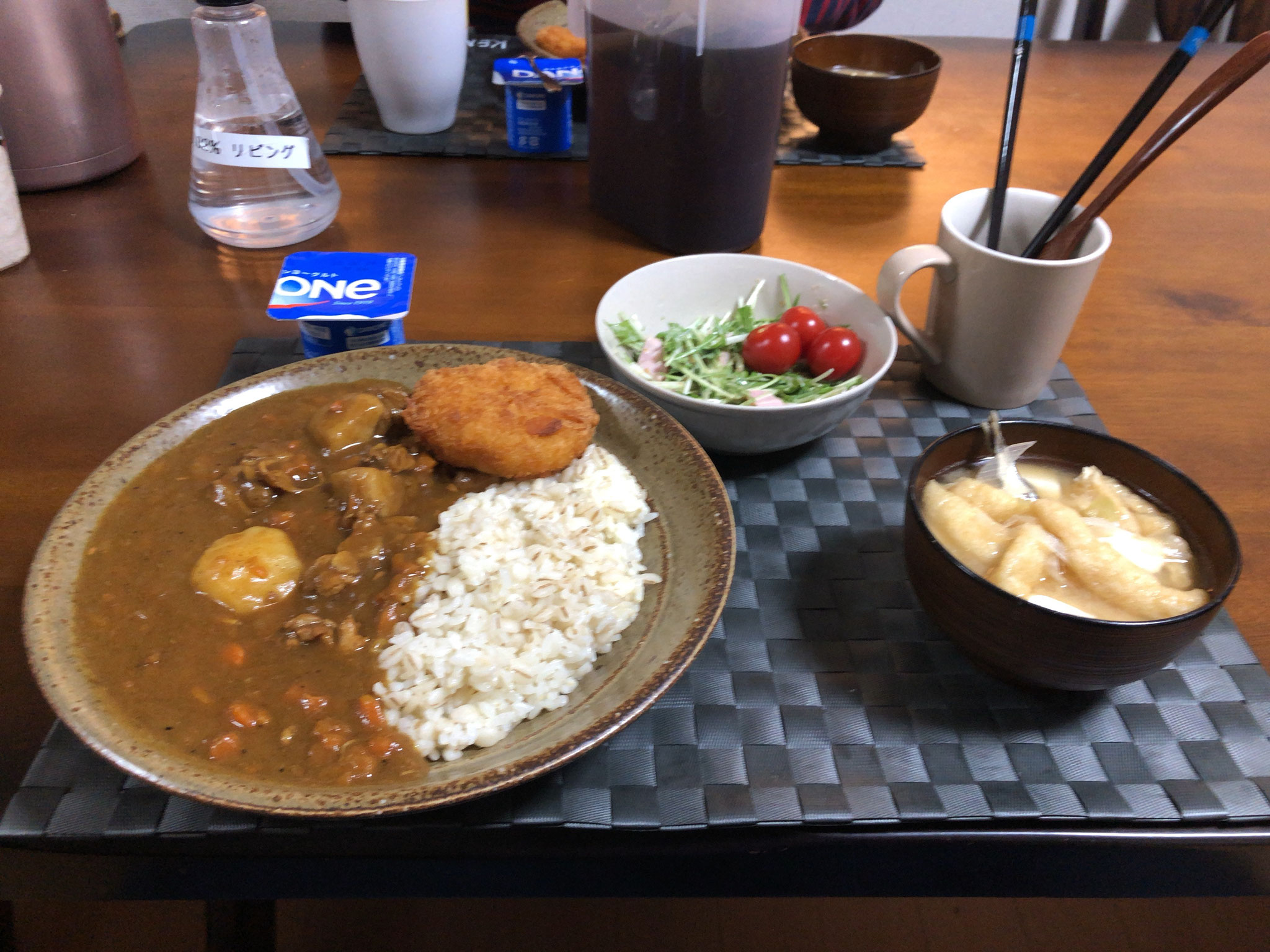 4月19日日曜日、Ohana夕食「カレーライス、コロッケ、サラダ（水菜、ハム、プチトマト）、みそ汁（ねぎ、とうふ、油揚げ）、ヨーグルト」