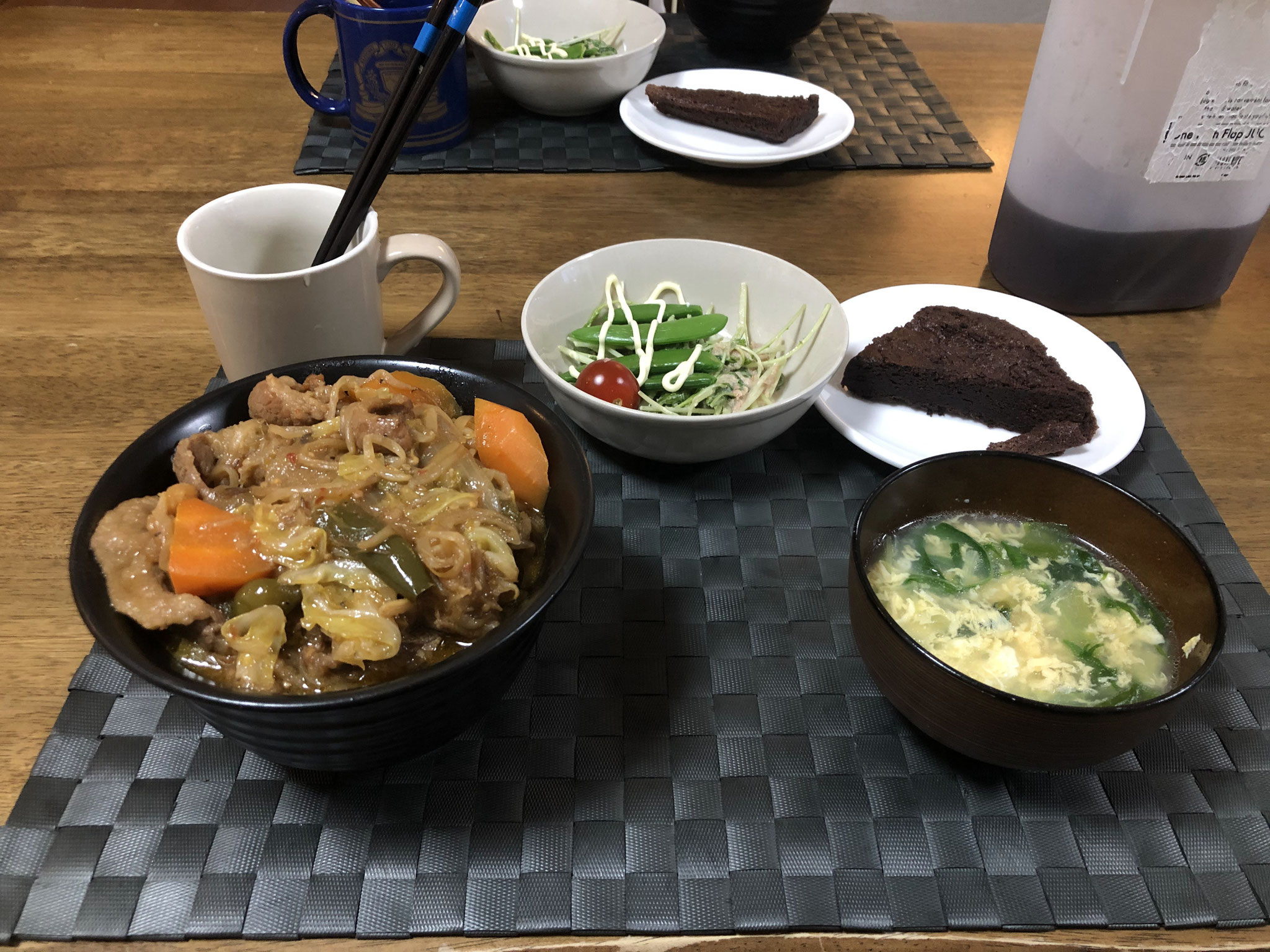 5月24日日曜日、Ohana夕食「野菜たっぷりカルビ丼（キャベツ、もやし、玉ねぎ、ねぎ、人参、ピーマン）、サラダ（水菜、ツナ、スナップエンドウ、プチトマト）、中華スープ（水菜、ねぎ、たまご）、ショコラケーキ」