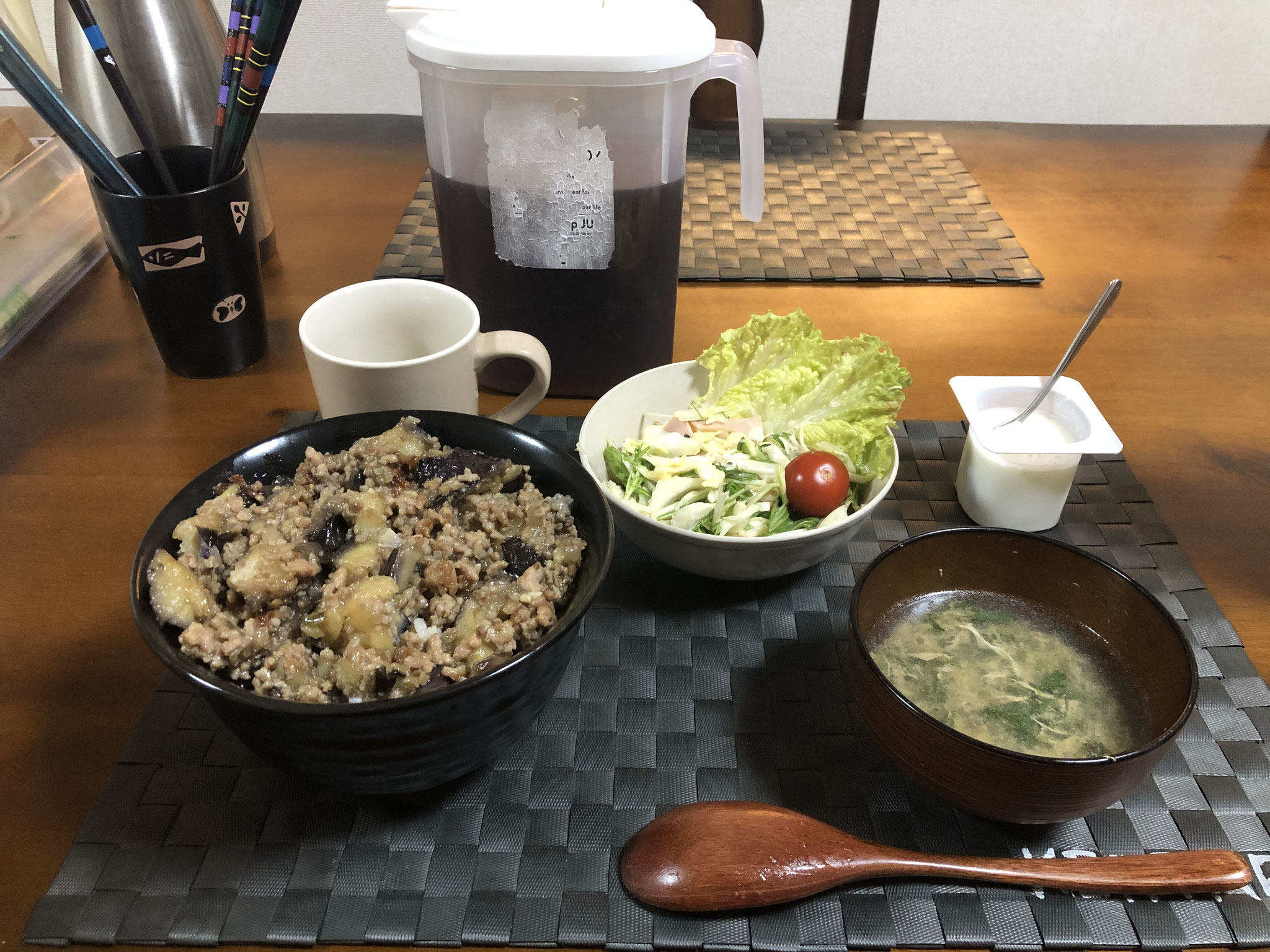 3月3日火曜日、Ohana夕食「ナスとひき肉のそぼろあんかけ丼、サラダ（水菜、キャベツ、プチトマト、レタス、ハム、マニカマ）、春菊入りタマゴスープ、ヨーグルト」