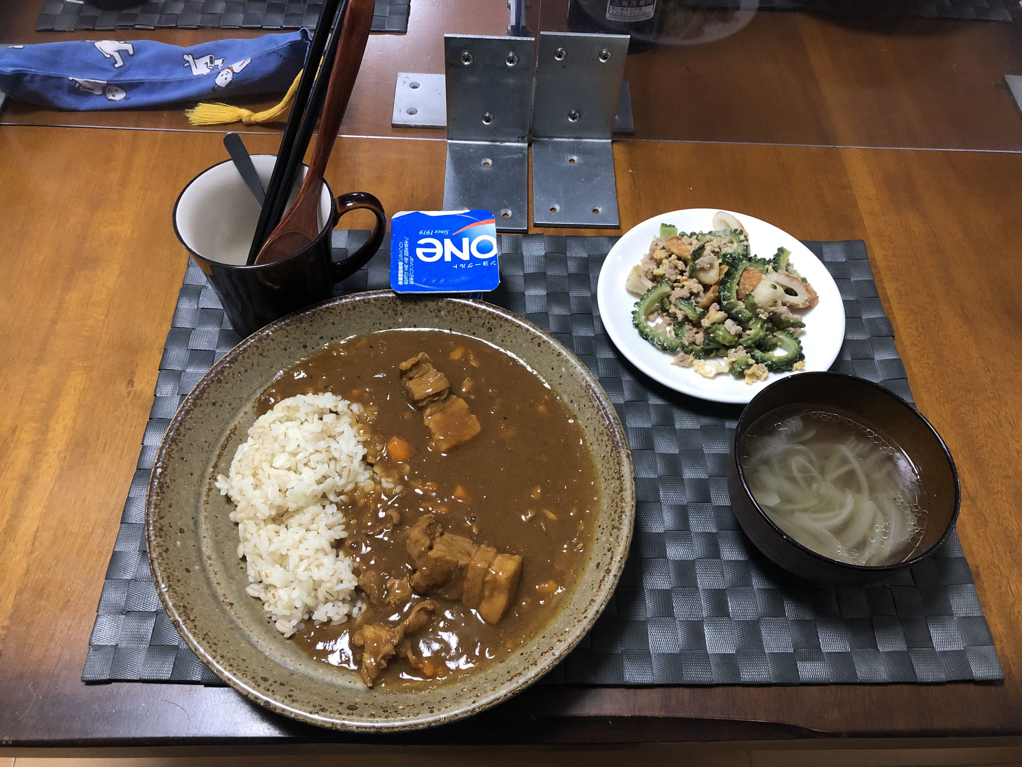 9月10日金曜日、Ohana夕食「ポークカレーライス、ひき肉のゴーヤチャンプルー、オニオンスープ、ヨーグルト」