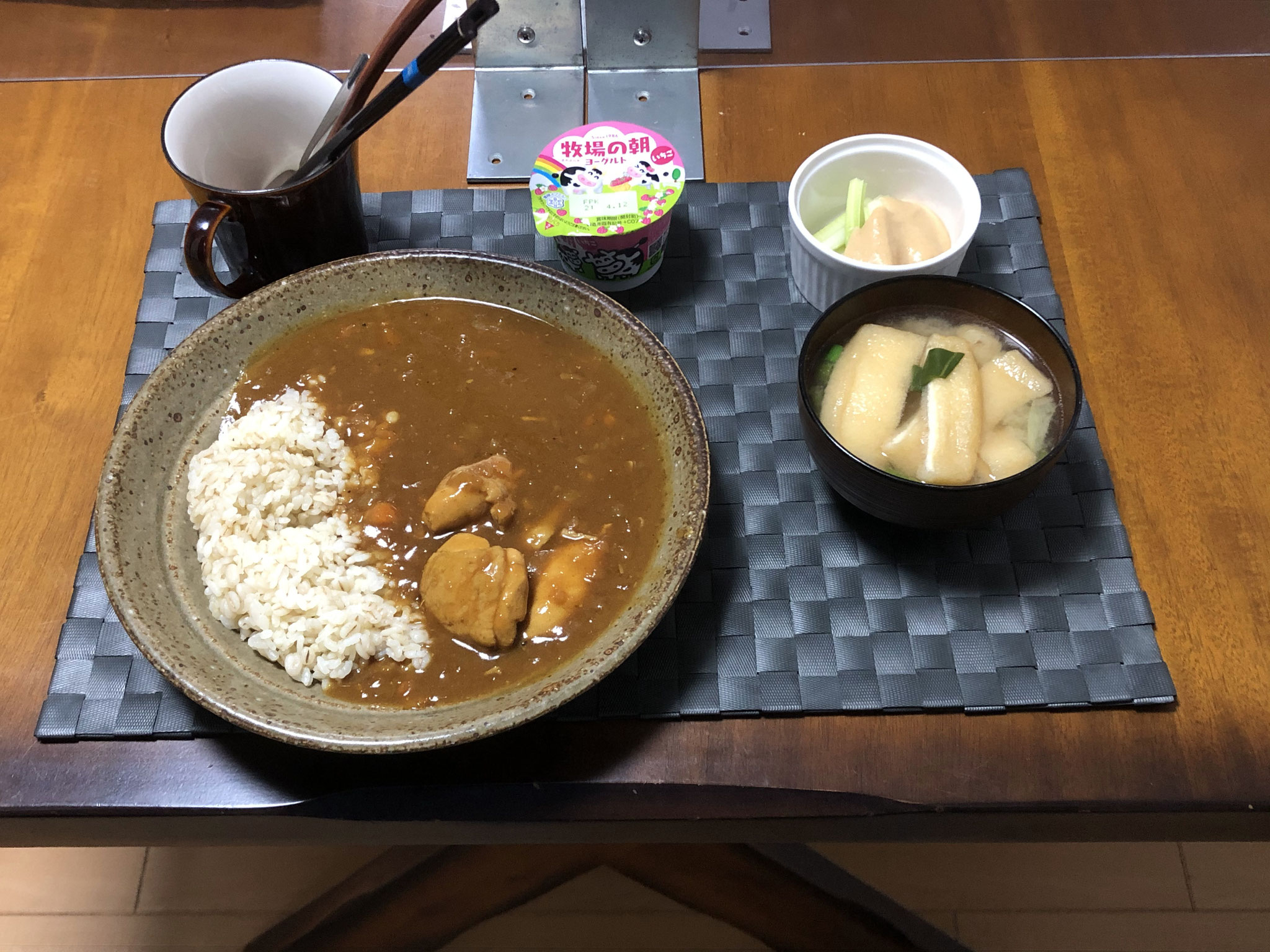 4月2日金曜日、Ohana夕食「バターチキンカレーライス、みそ汁（ねぎ、油揚げ）、野菜スティック（セロリ）、ヨーグルト」