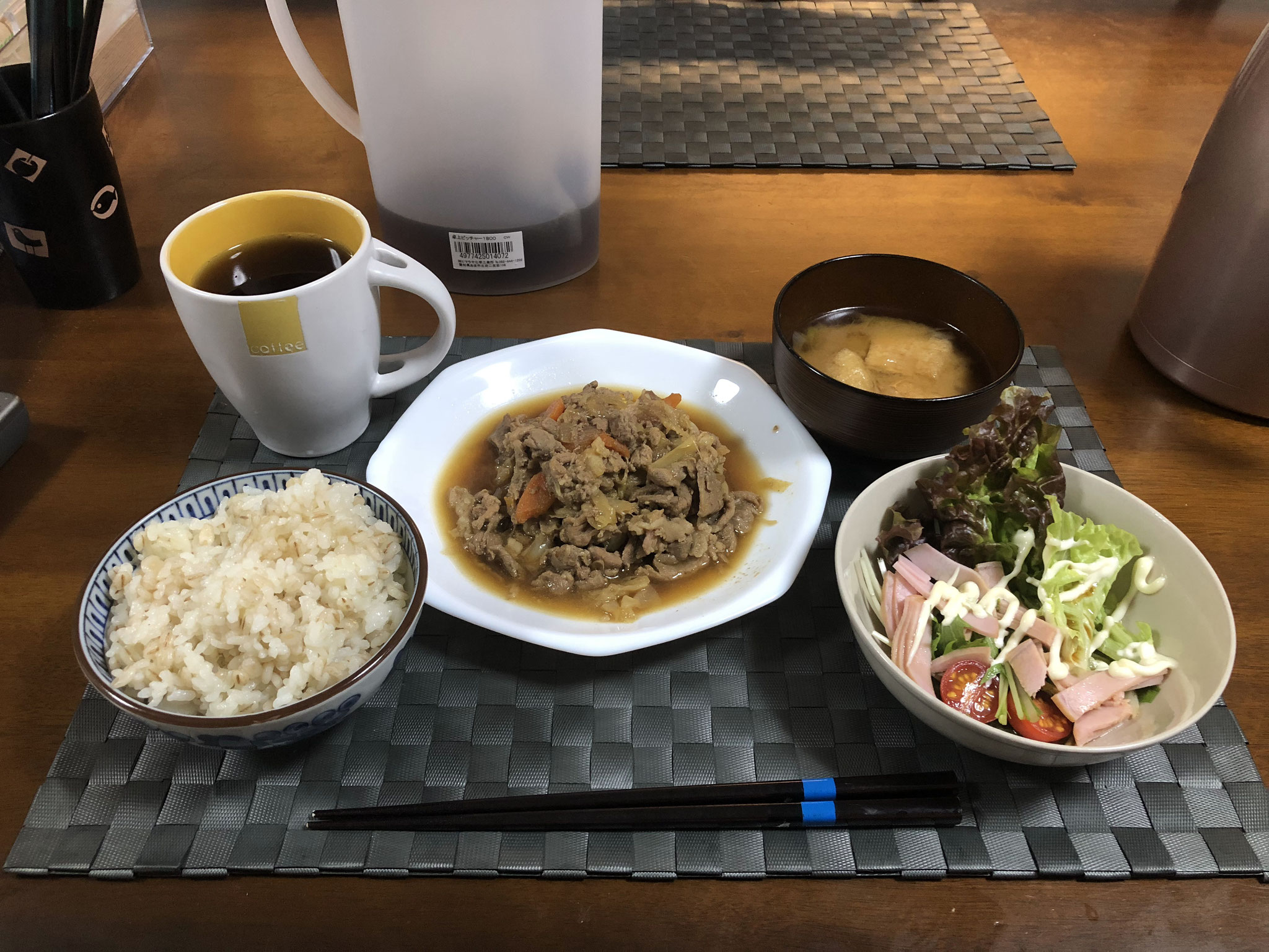 12月20日金曜日、Ohana夕食「野菜炒め（キャベツ、豚肉、玉ねぎ、もやし、人参）、水菜とハムとプチトマトの和風ドレッシングサラダ、みそ汁（ねぎ、油揚げ）」