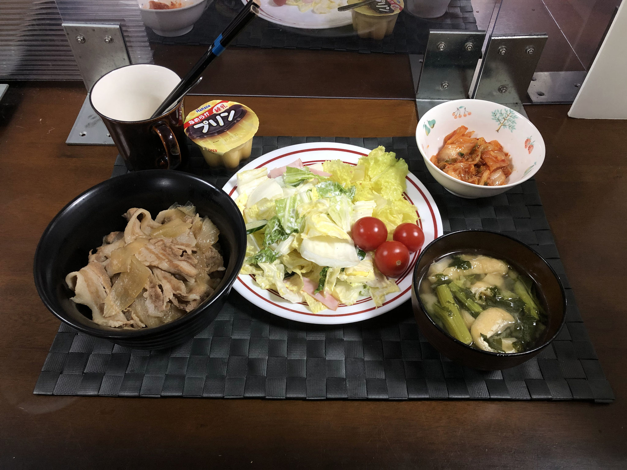 3月14日日曜日、Ohana夕食「豚丼、サラダ（白菜、きゅうり、ハム、サニーレタス、プチトマト）、みそ汁（かき菜、油揚げ）、キムチ、プリン」