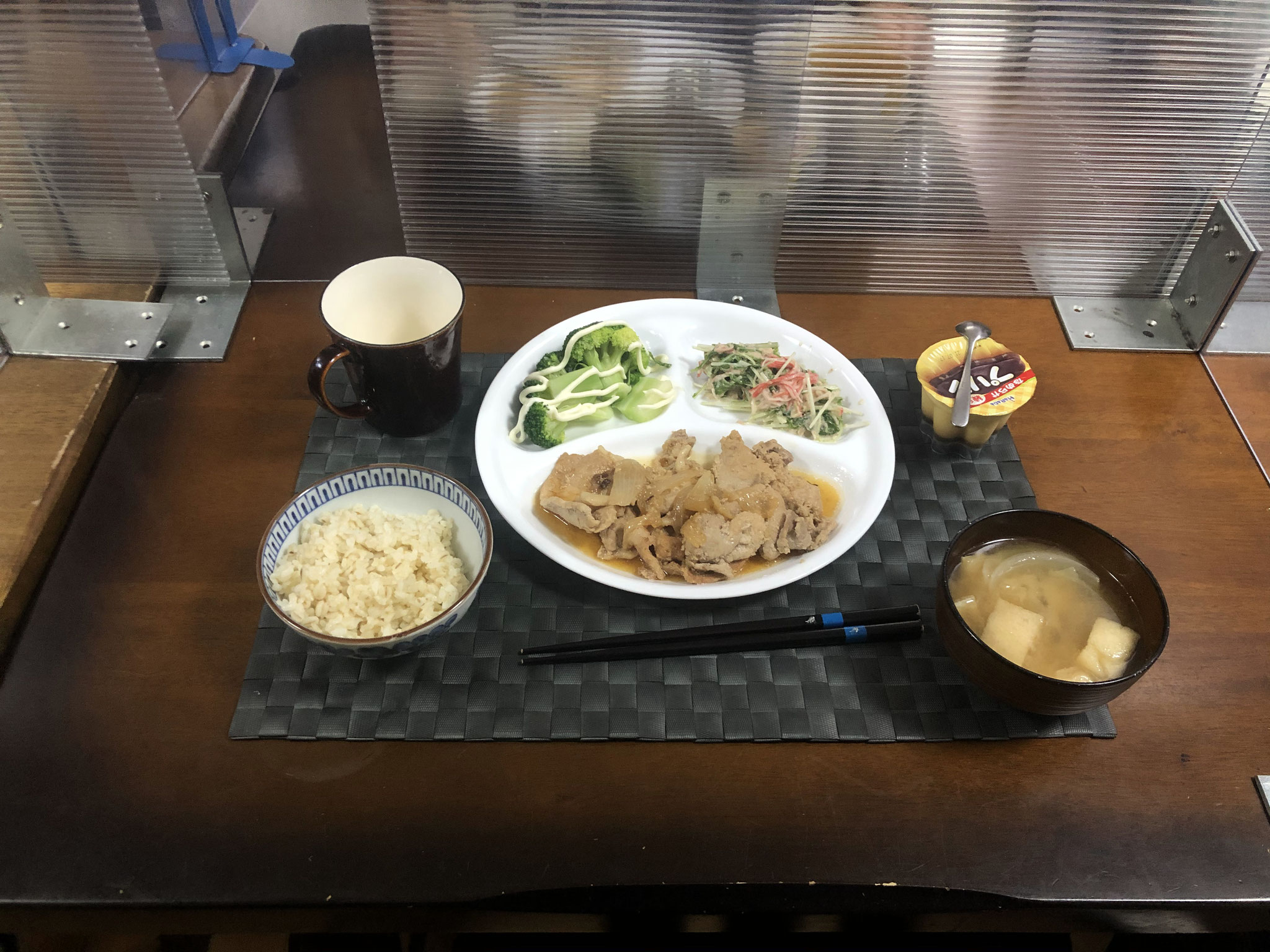 7月4日日曜日、Ohana夕食「生姜焼き、水菜サラダ、茹でブロッコリー、みそ汁、プリン」