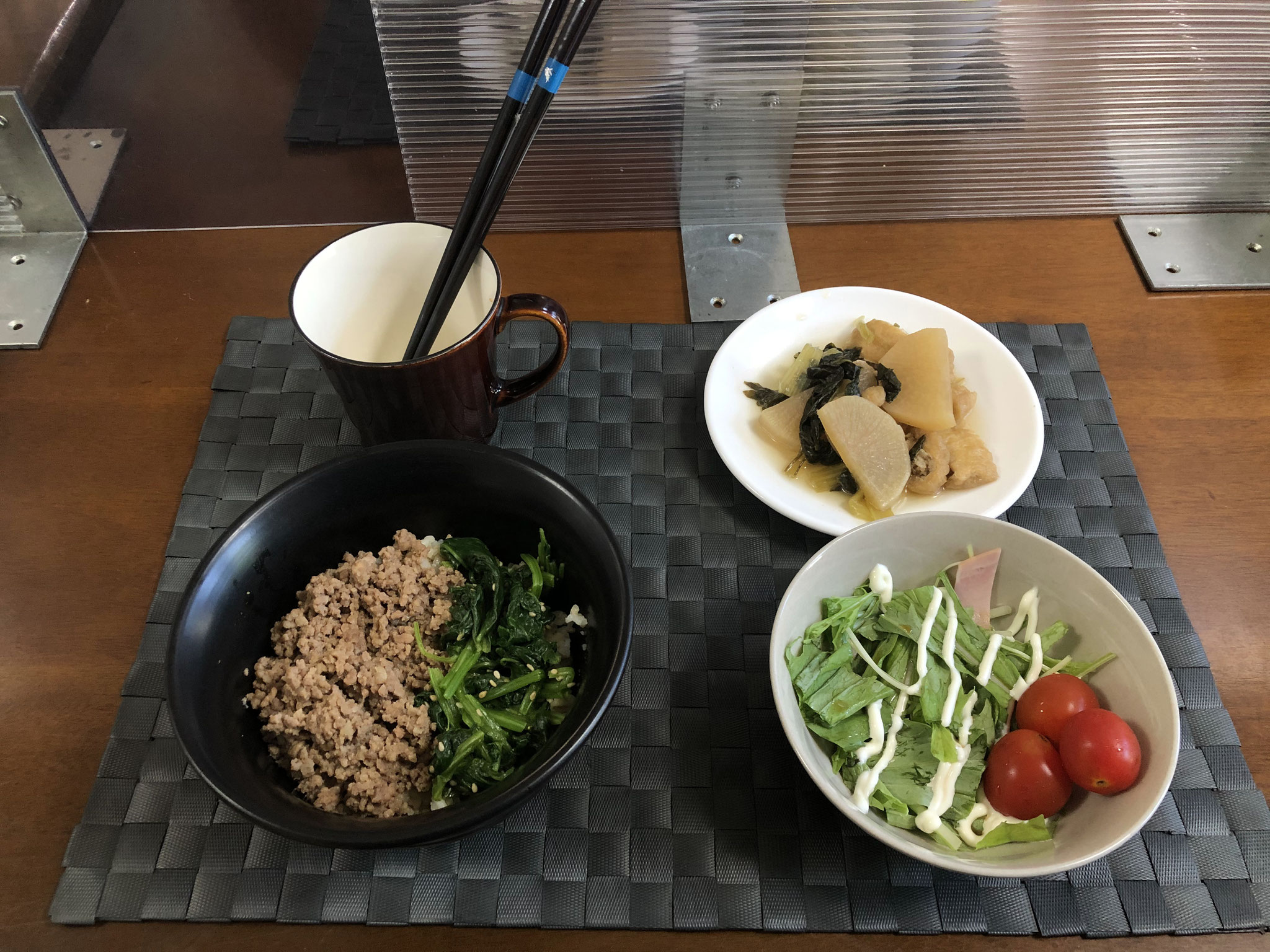 7月12日月曜日、Ohana朝食「二色そぼろ丼（ひき肉、ほうれん草）、小松菜と大根の煮物、水菜サラダ（ハム、プチトマト）」